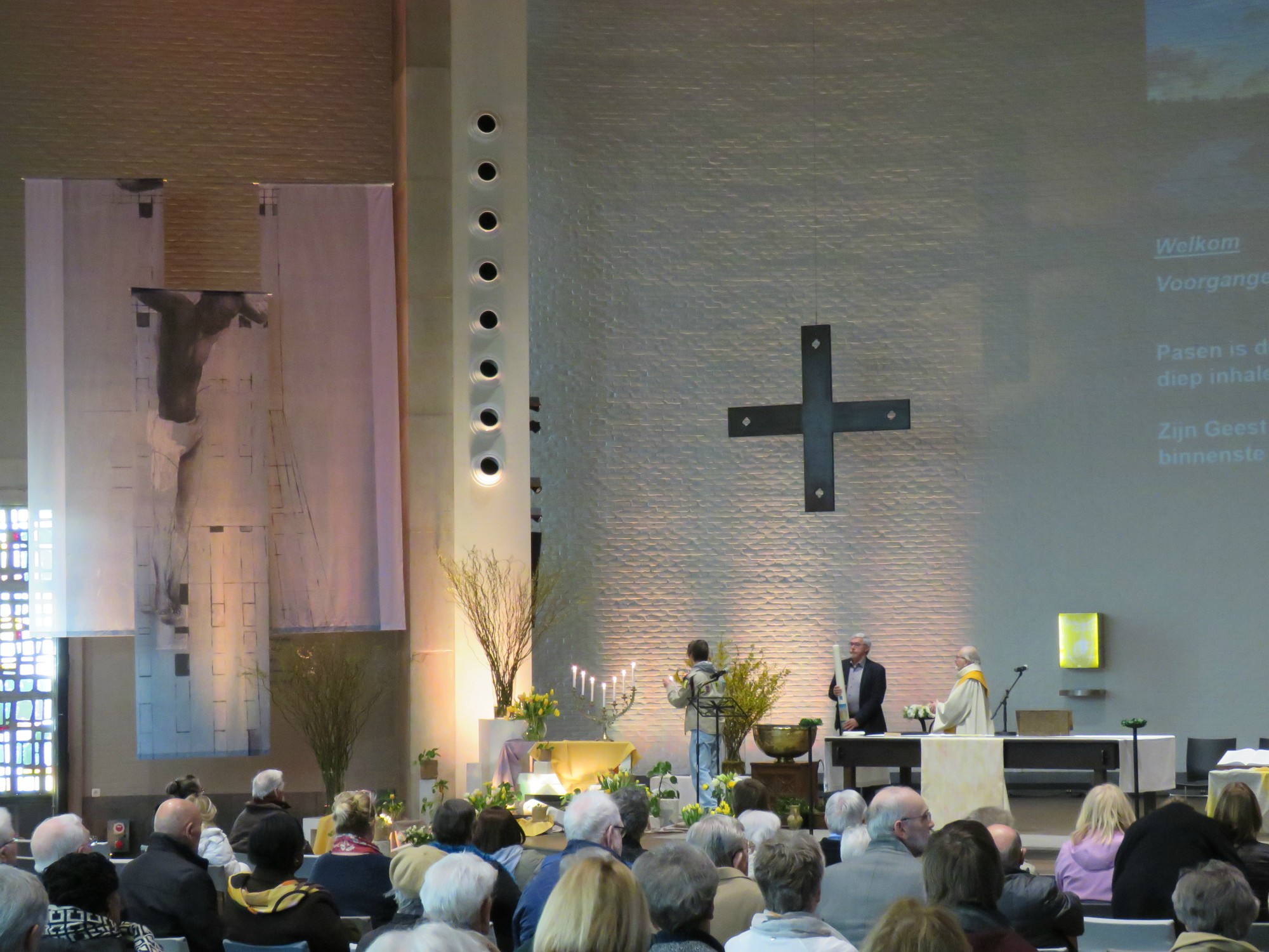 Pasen | Paaseieren rapen | Voorganger priester Paul Scheelen | Sint-Anna-ten-Drieënparochie, Antwerpen Linkeroever