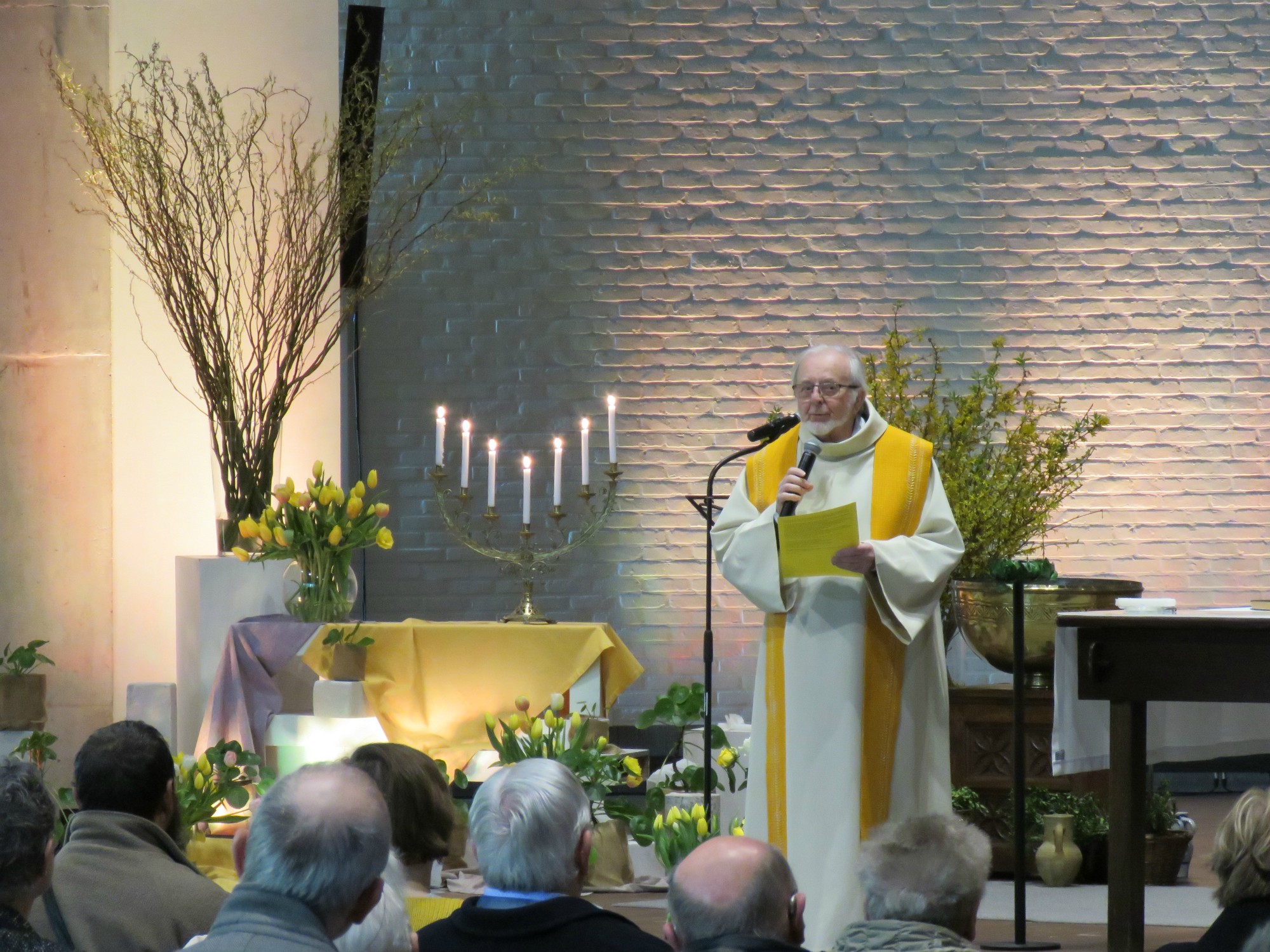 Pasen | Priester Paul Scheelen tijdens zijn woordje na de lezingen