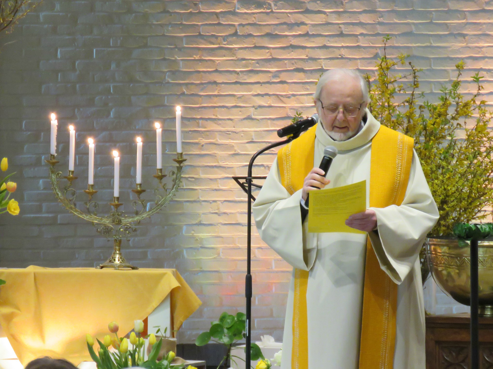 Pasen | Priester Paul Scheelen tijdens zijn woordje na de lezingen