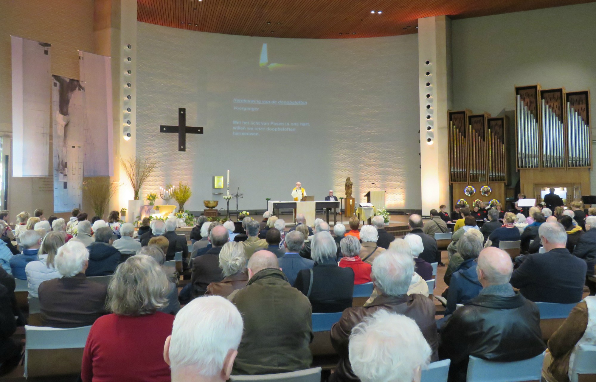 Pasen | Paaseieren rapen | Voorganger priester Paul Scheelen | Sint-Anna-ten-Drieënparochie, Antwerpen Linkeroever