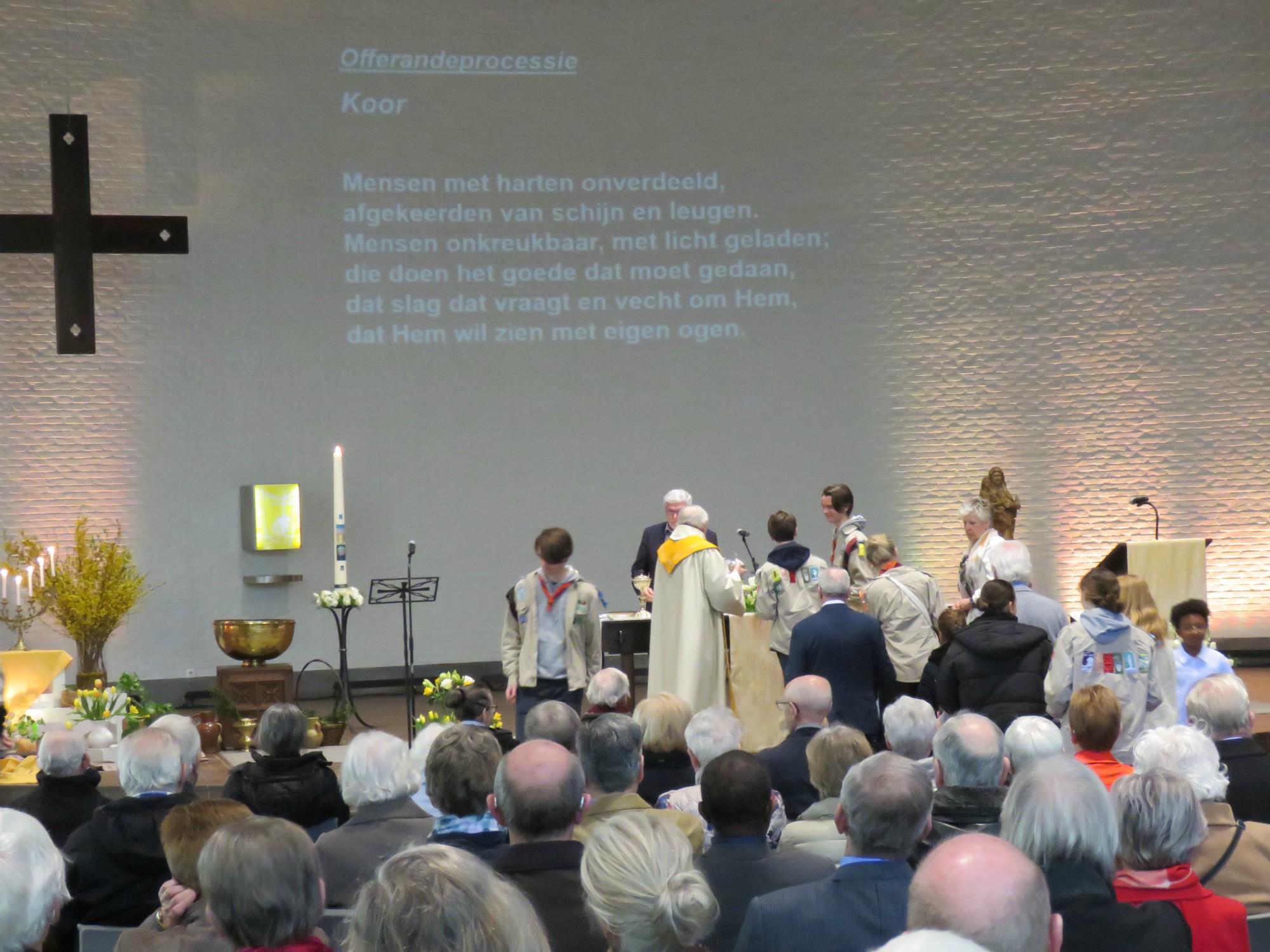 Pasen | Paaseieren rapen | Voorganger priester Paul Scheelen | Sint-Anna-ten-Drieënparochie, Antwerpen Linkeroever