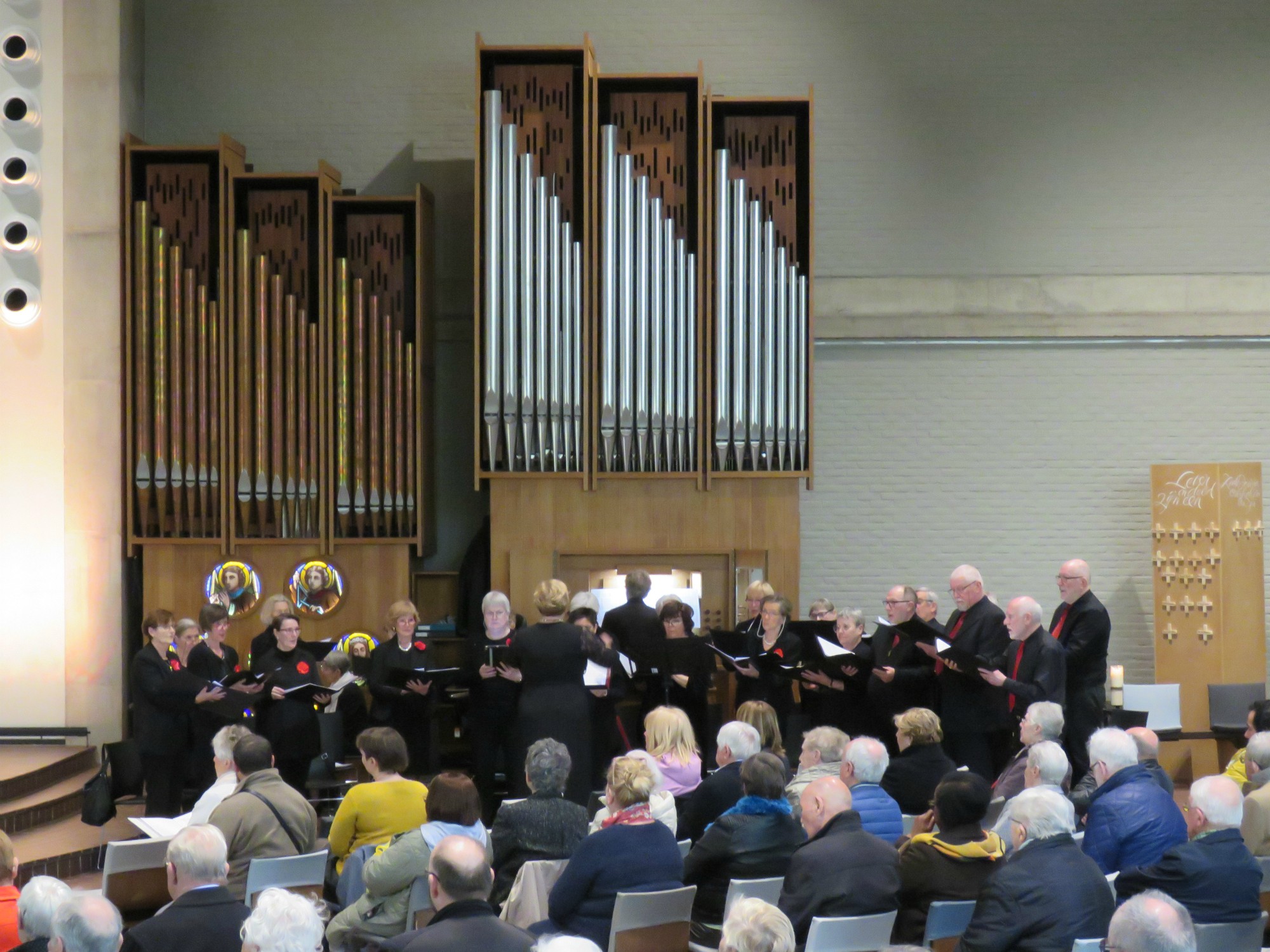 Pasen | Paaseieren rapen | Voorganger priester Paul Scheelen | Sint-Anna-ten-Drieënparochie, Antwerpen Linkeroever