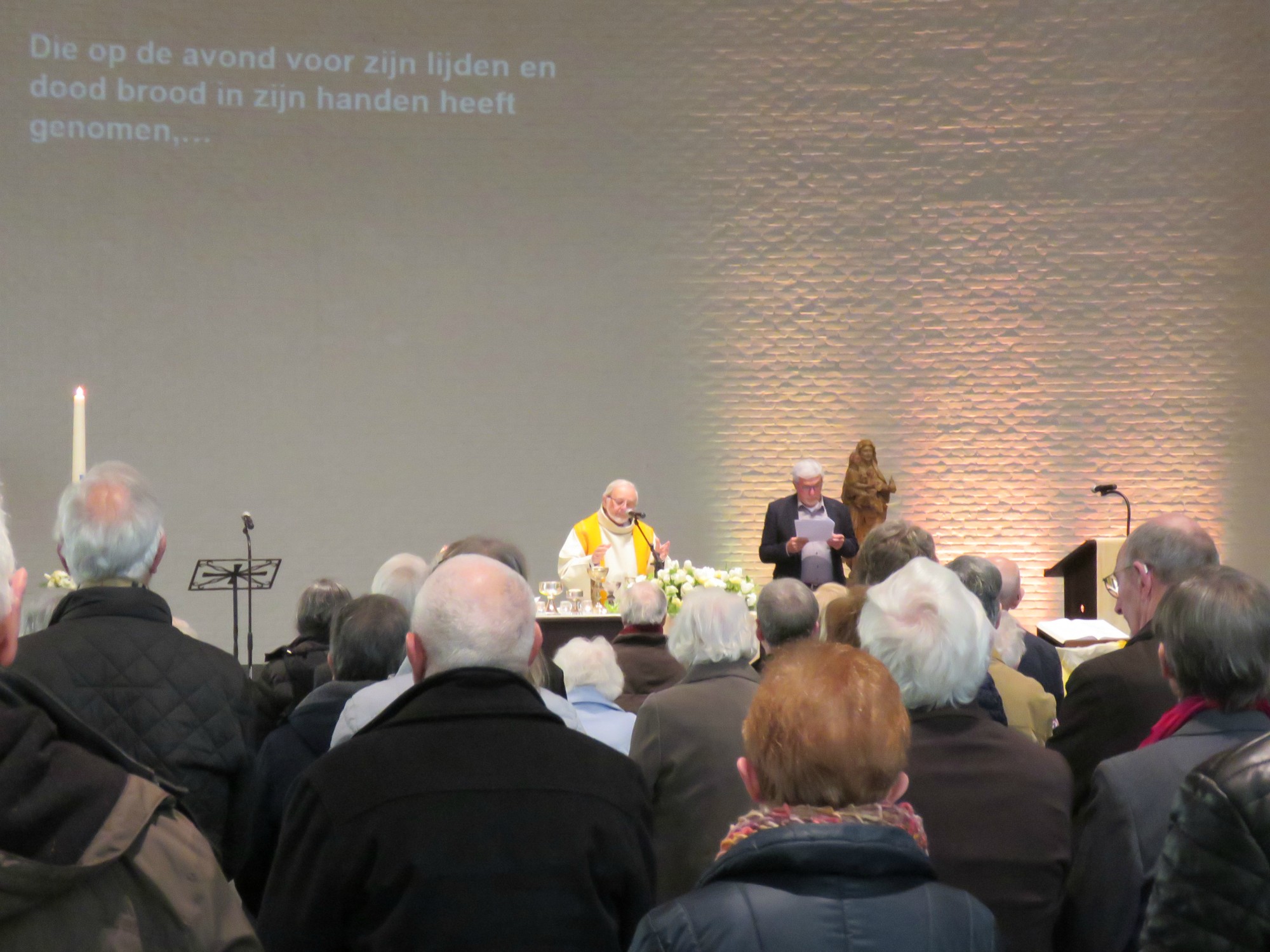 Pasen | Paaseieren rapen | Voorganger priester Paul Scheelen | Sint-Anna-ten-Drieënparochie, Antwerpen Linkeroever