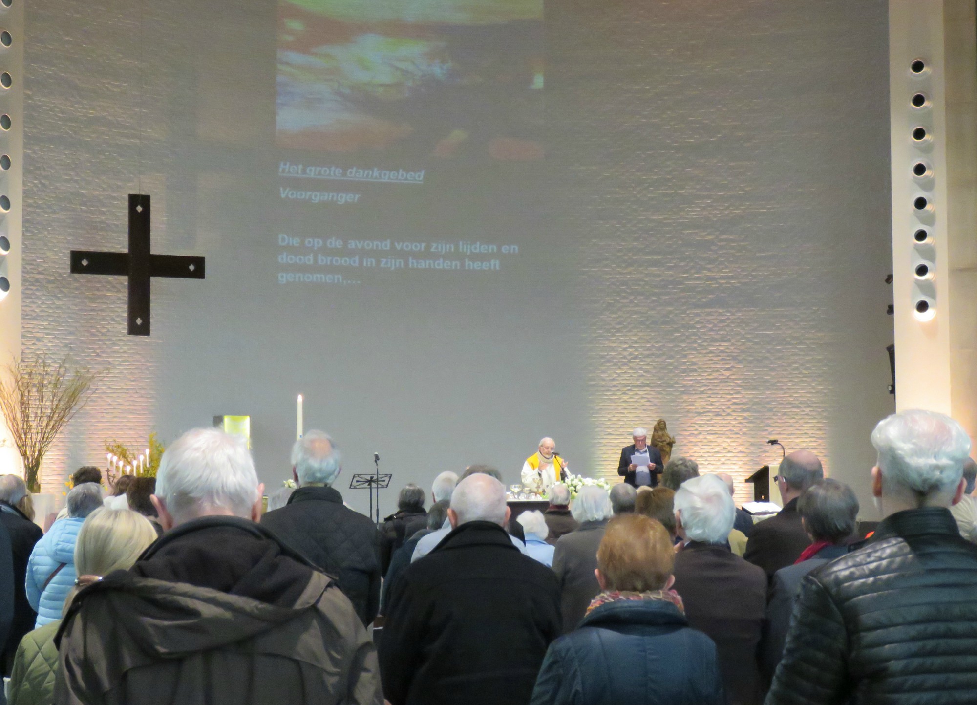 Pasen | Paaseieren rapen | Voorganger priester Paul Scheelen | Sint-Anna-ten-Drieënparochie, Antwerpen Linkeroever