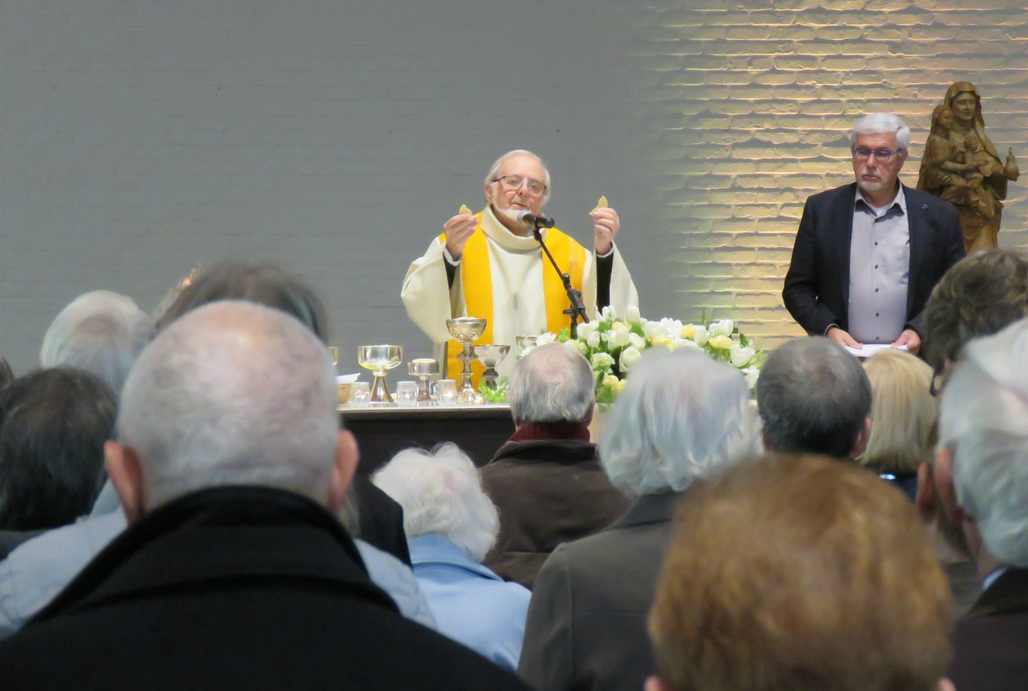 Pasen | Paaseieren rapen | Voorganger priester Paul Scheelen | Sint-Anna-ten-Drieënparochie, Antwerpen Linkeroever