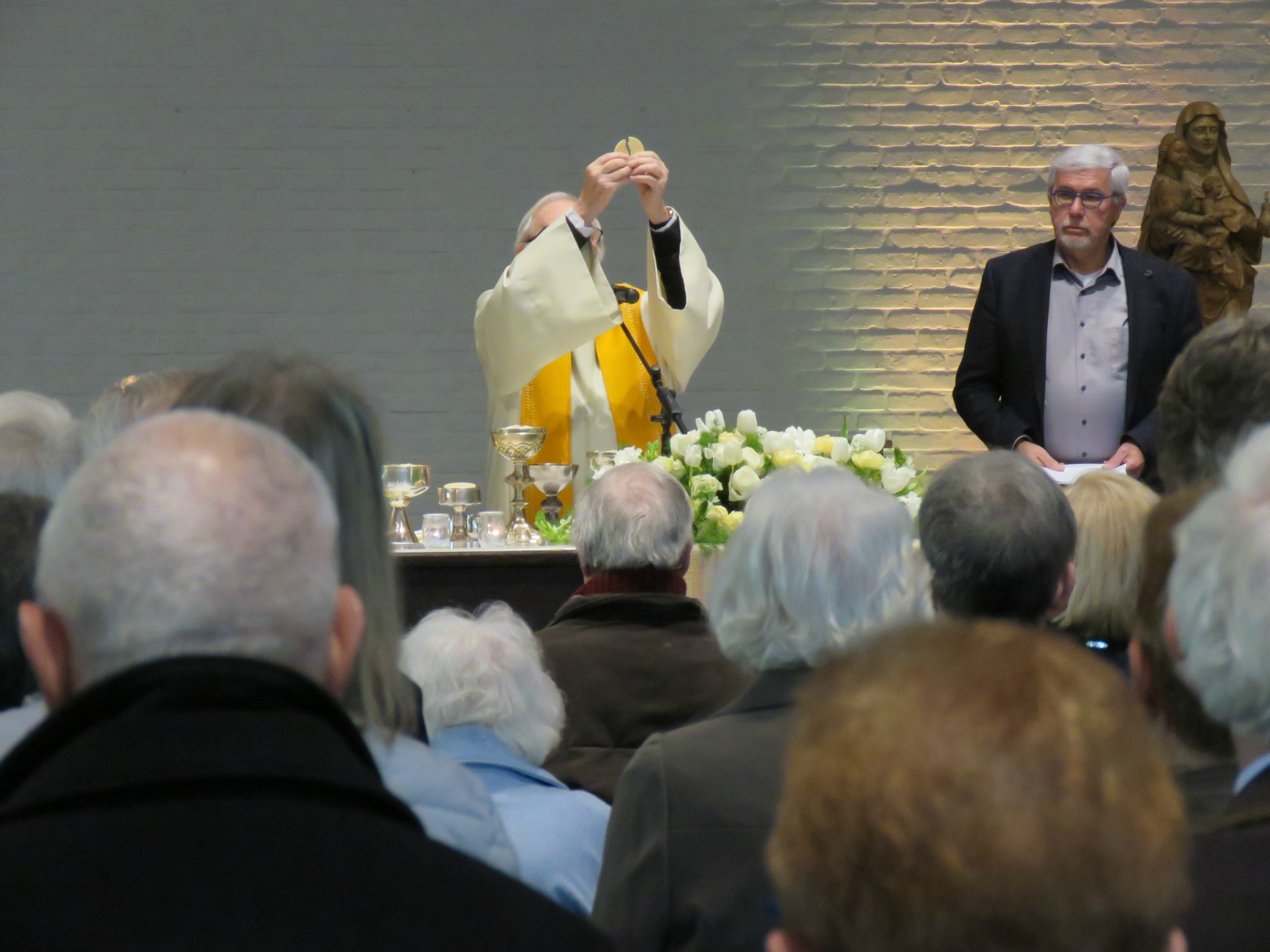 Pasen | Paaseieren rapen | Voorganger priester Paul Scheelen | Sint-Anna-ten-Drieënparochie, Antwerpen Linkeroever