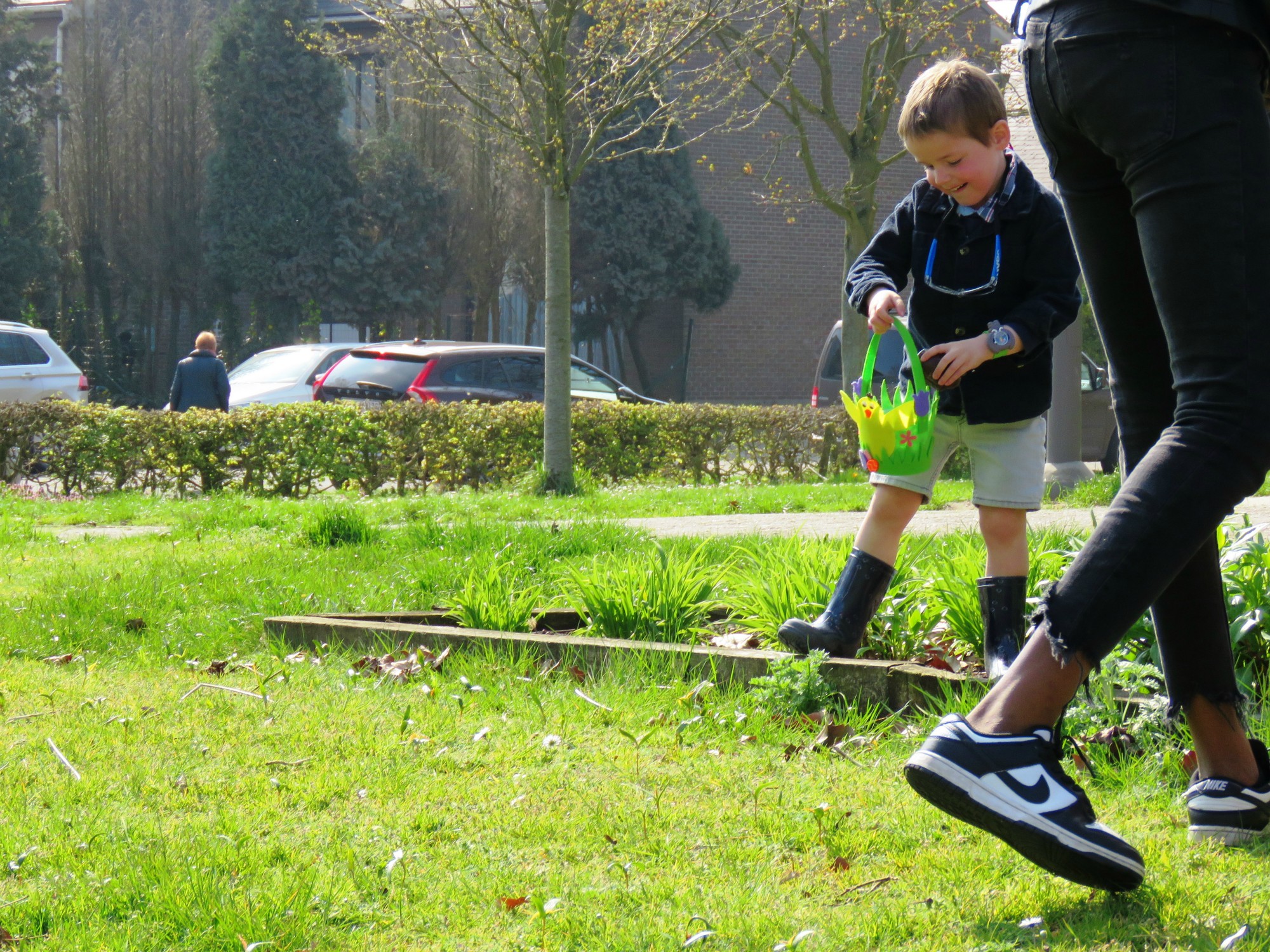 Pasen | Paaseieren rapen na de viering door de kinderen op het grasplein voor de kerk