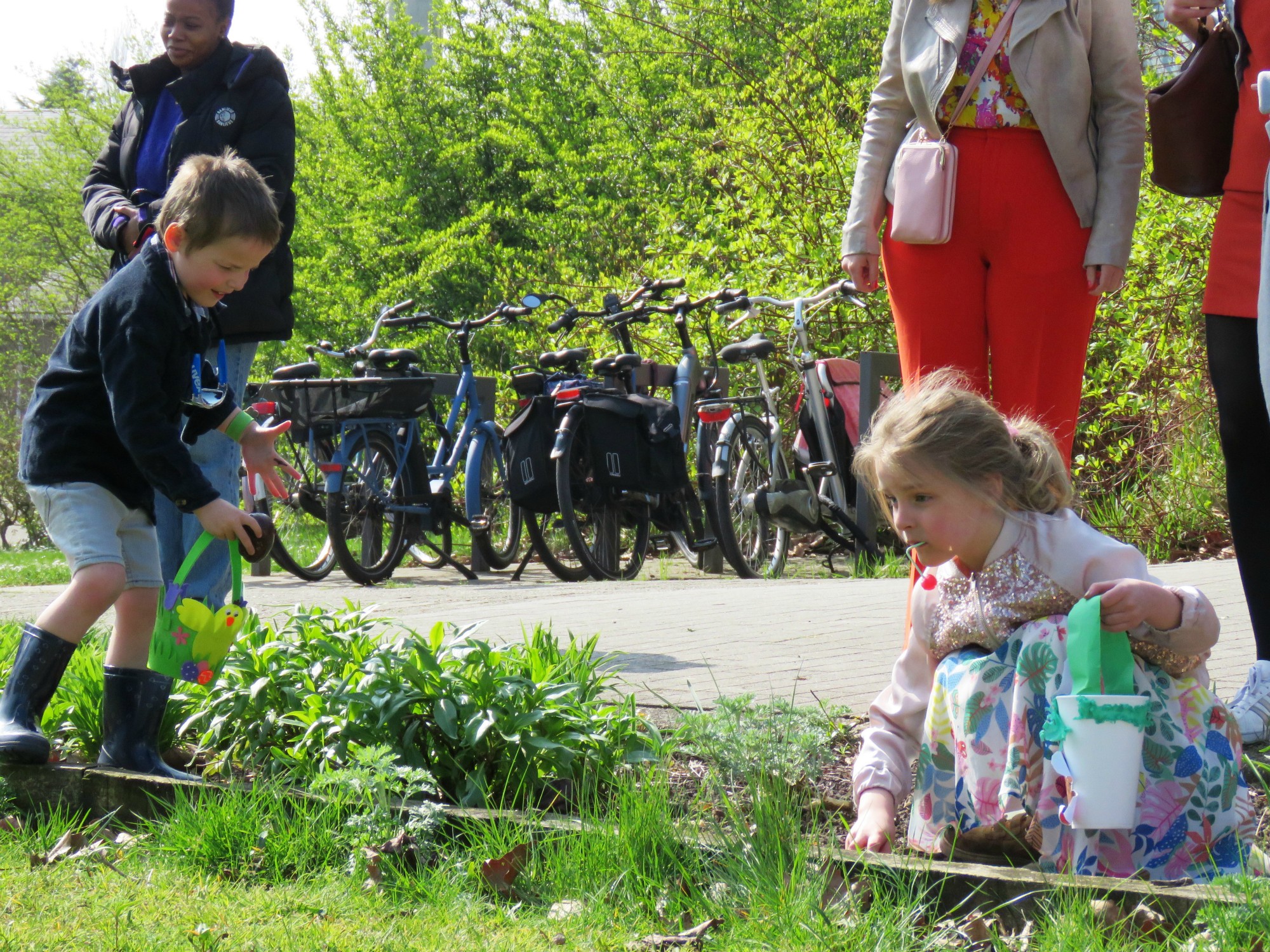 Pasen | Paaseieren rapen na de viering door de kinderen op het grasplein voor de kerk