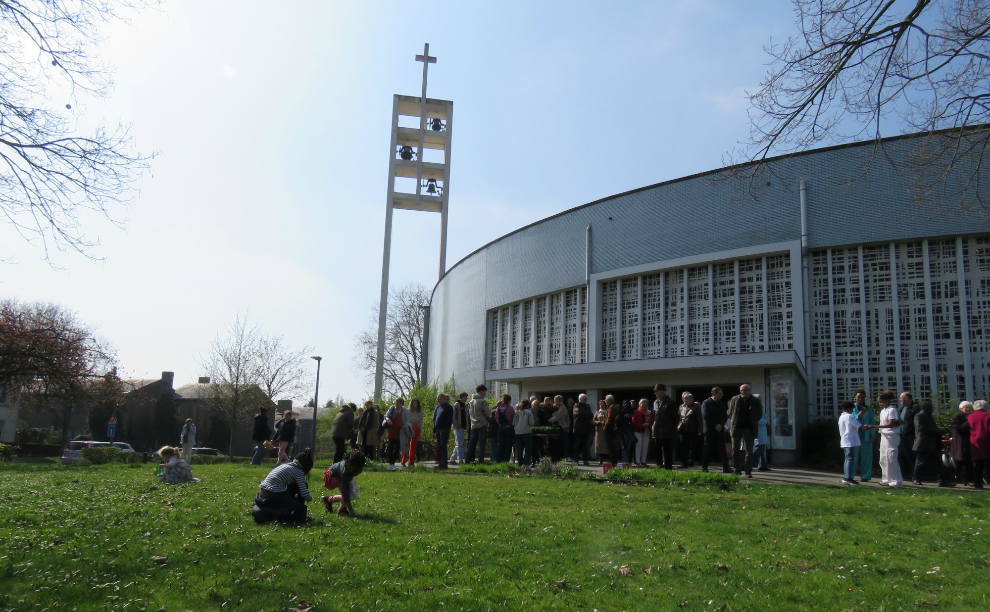 Pasen | Paaseieren rapen na de viering door de kinderen op het grasplein voor de kerk