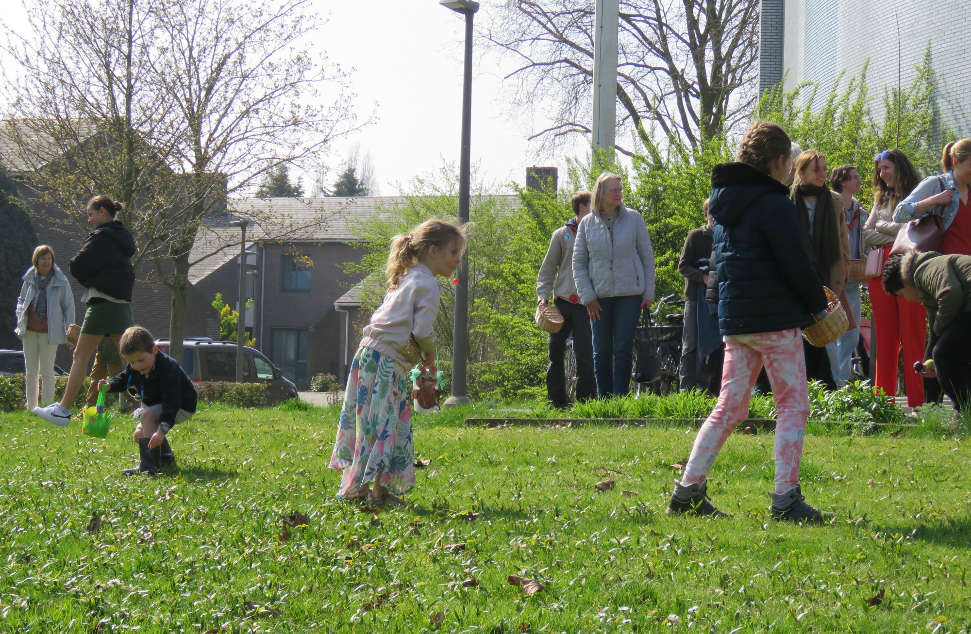 Pasen | Paaseieren rapen na de viering door de kinderen op het grasplein voor de kerk