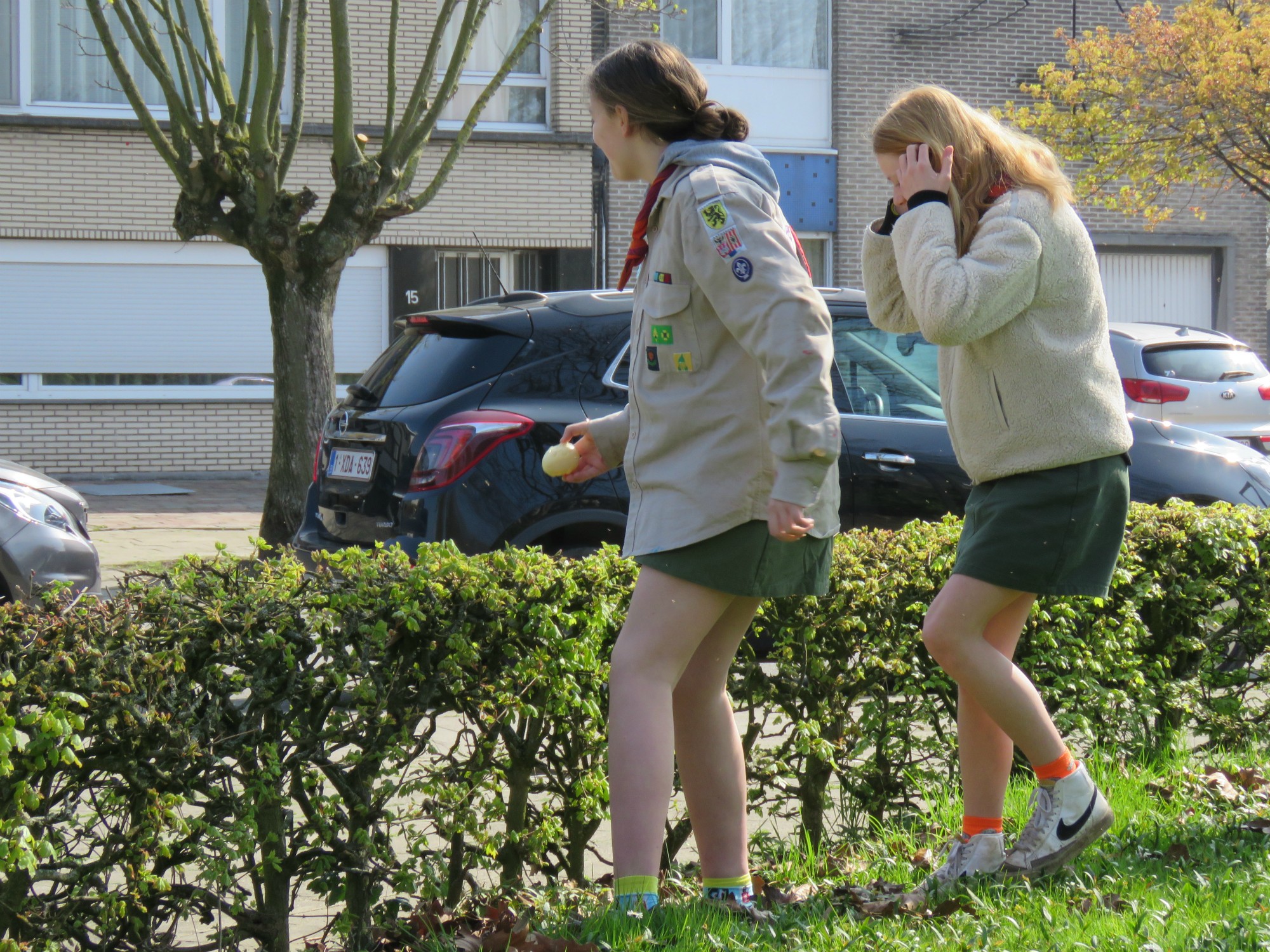 Pasen | Paaseieren rapen na de viering door de kinderen op het grasplein voor de kerk