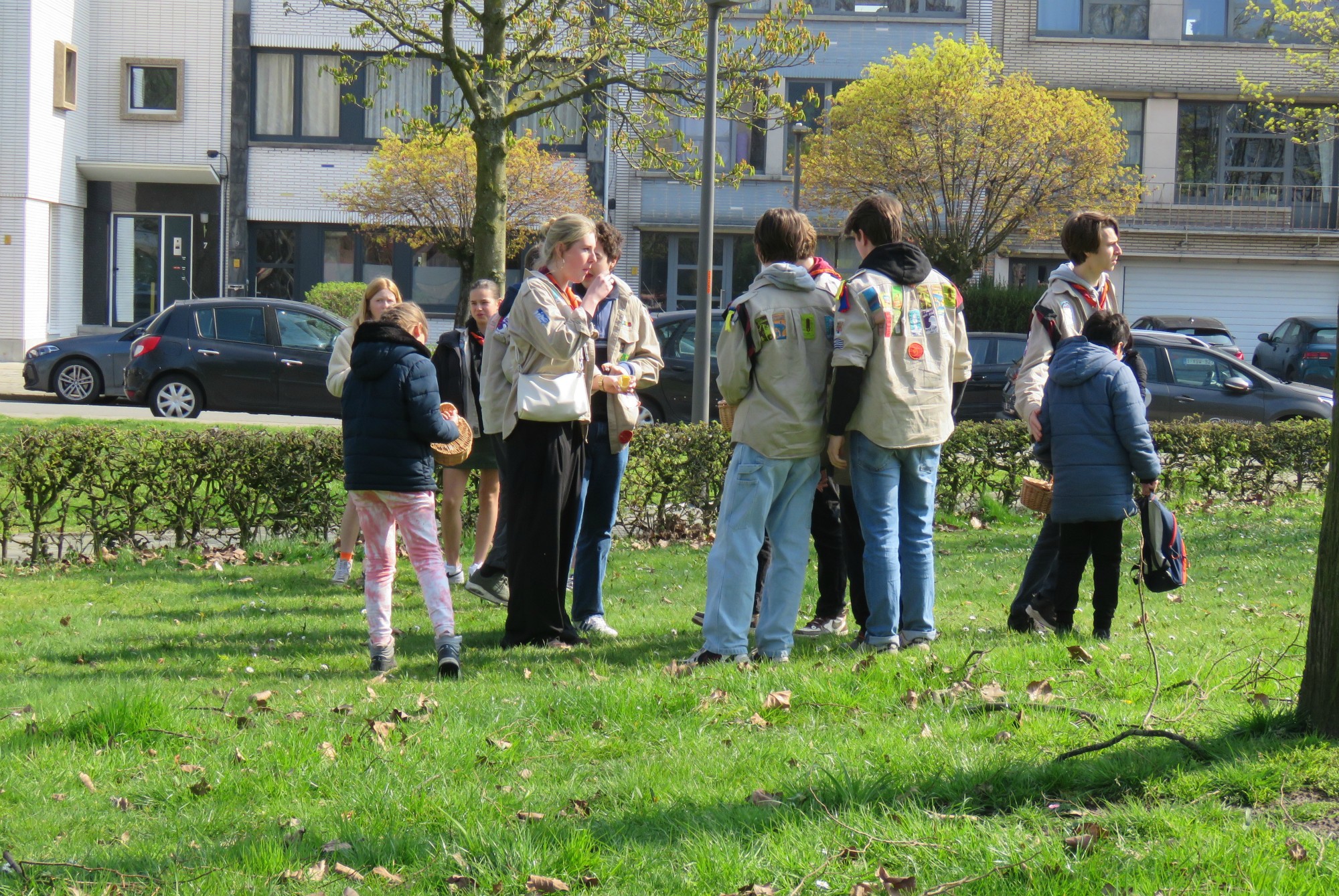 Pasen | Paaseieren rapen na de viering door de kinderen op het grasplein voor de kerk