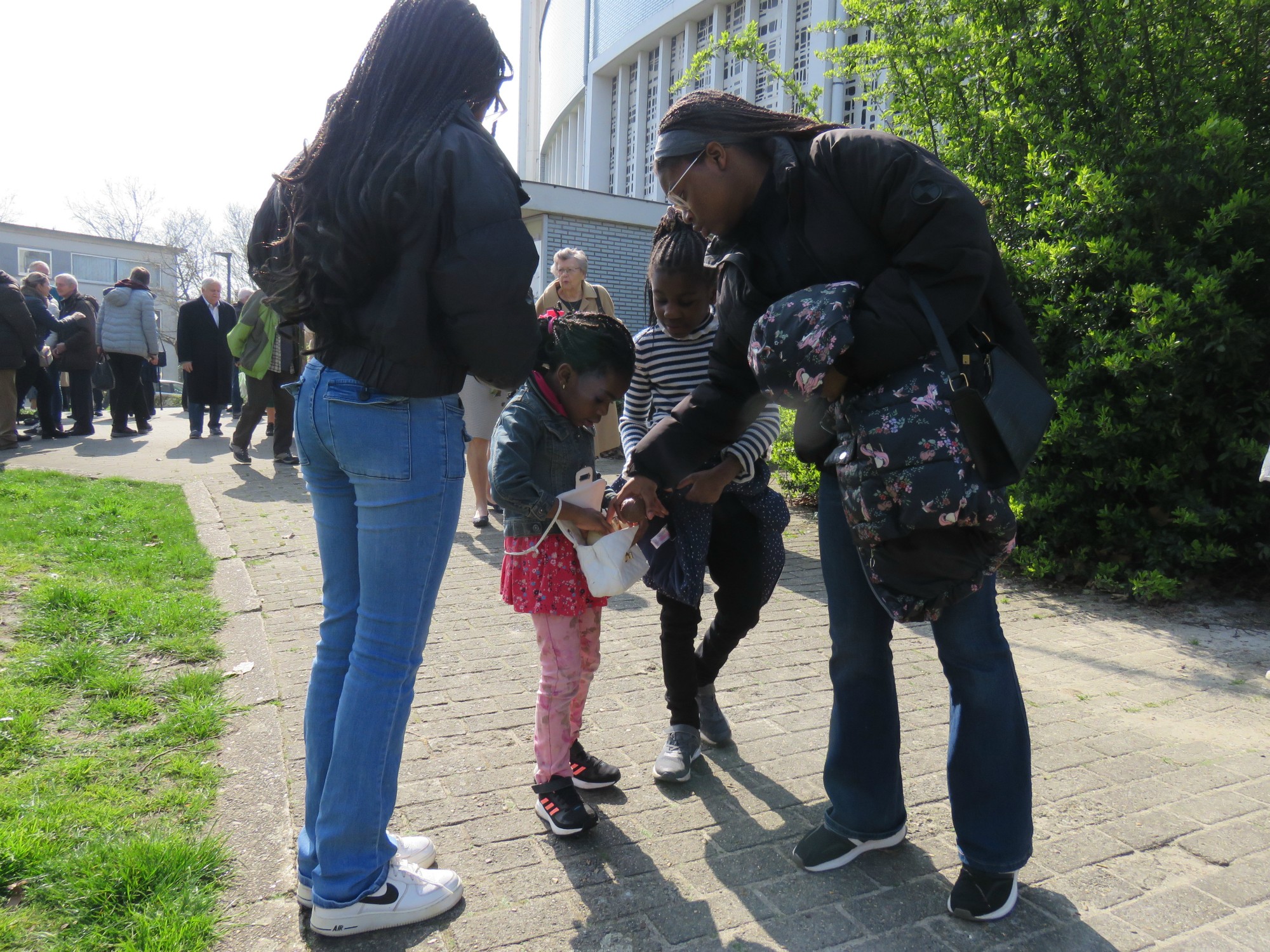 Pasen | Paaseieren rapen na de viering door de kinderen op het grasplein voor de kerk