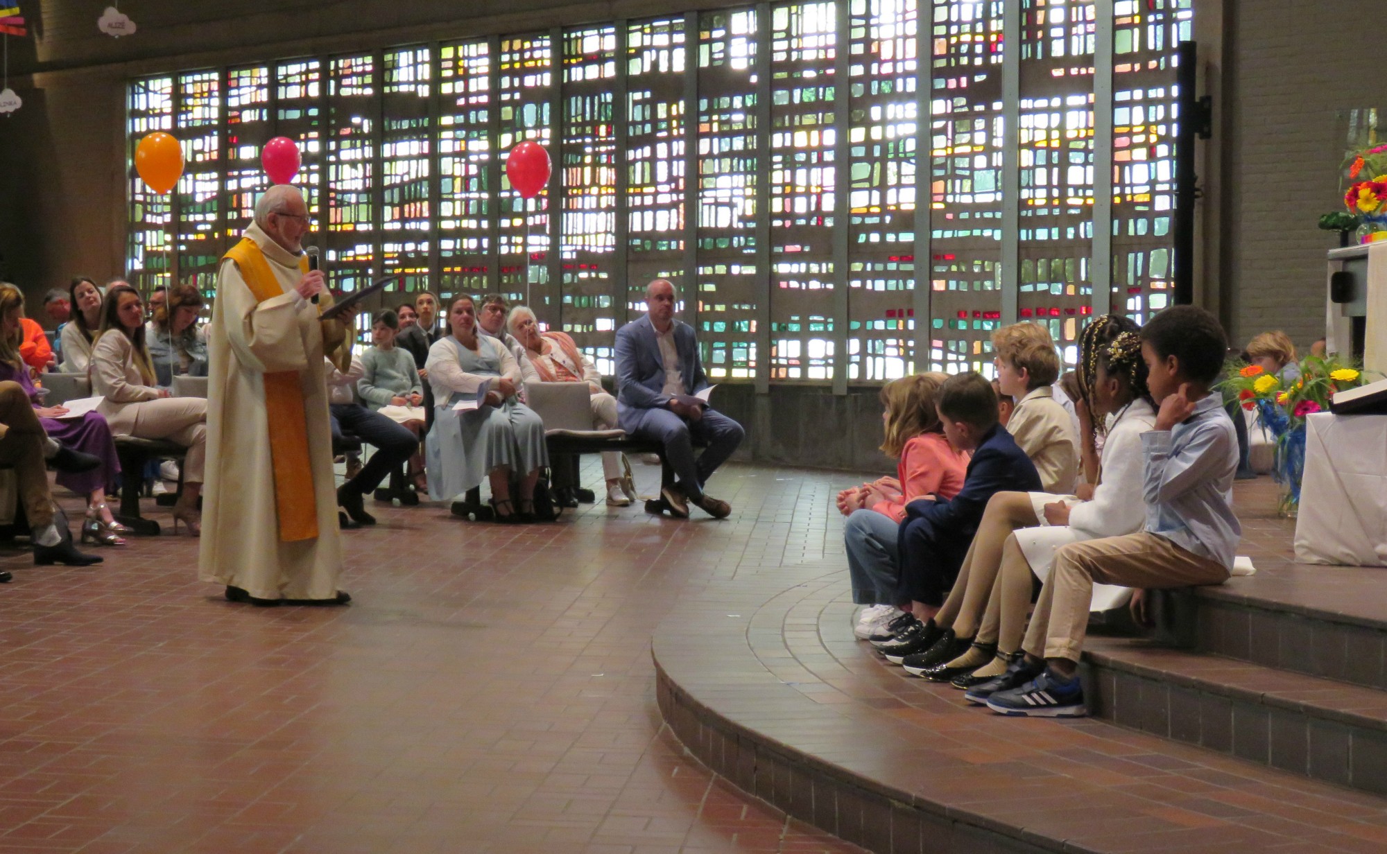 Eerste communie 2023 - Evangelie en woordje door priester Paul Scheelen met de kinderen vooraan