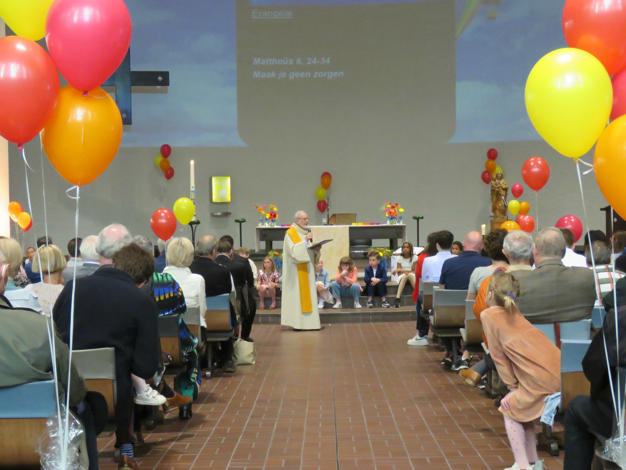 Eerste communie 2023 - Woordje na de lezingen door priester Paul Scheelen