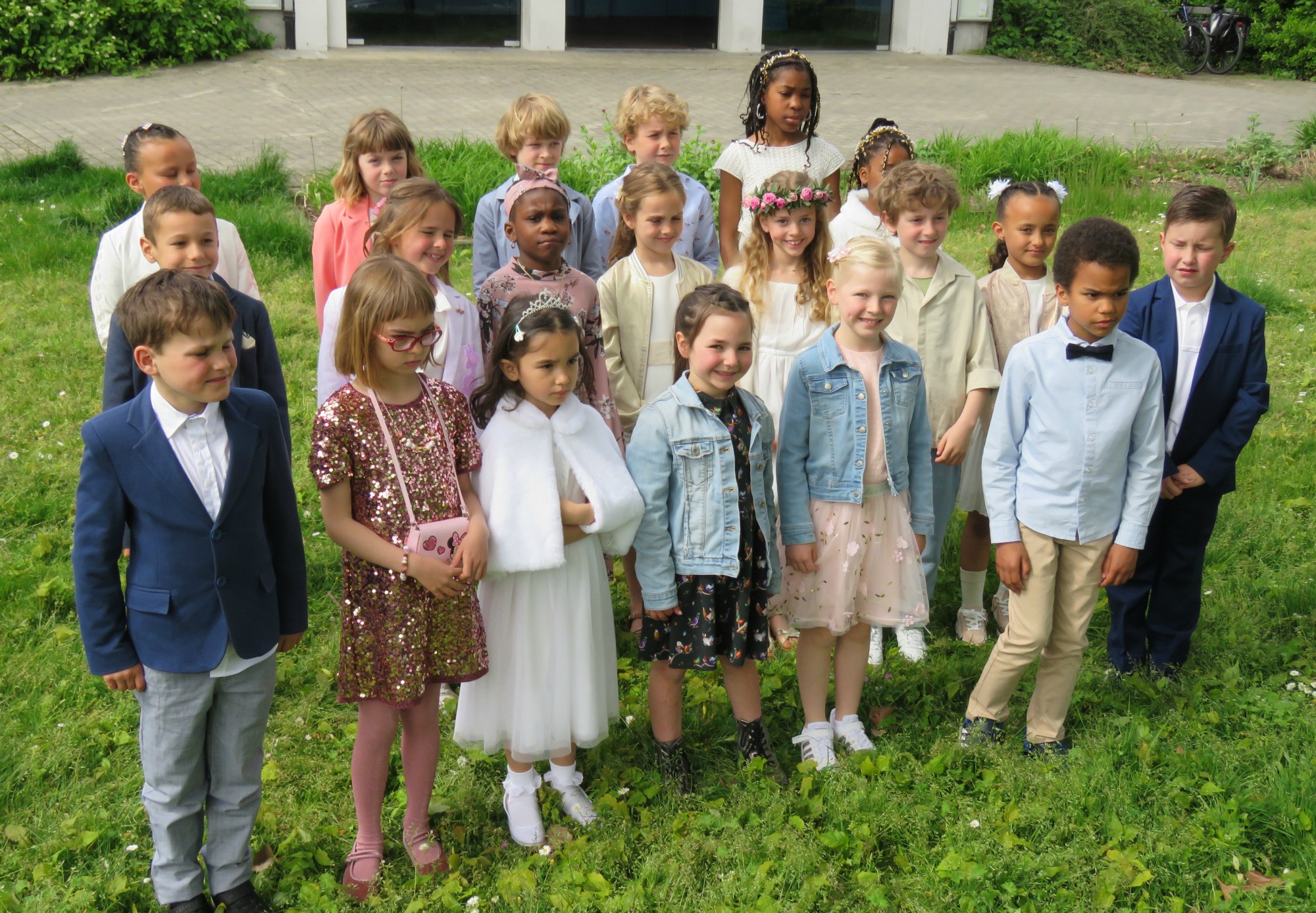 Eerste communie 2023 - Groepsfoto na de communie buiten aan de kerk