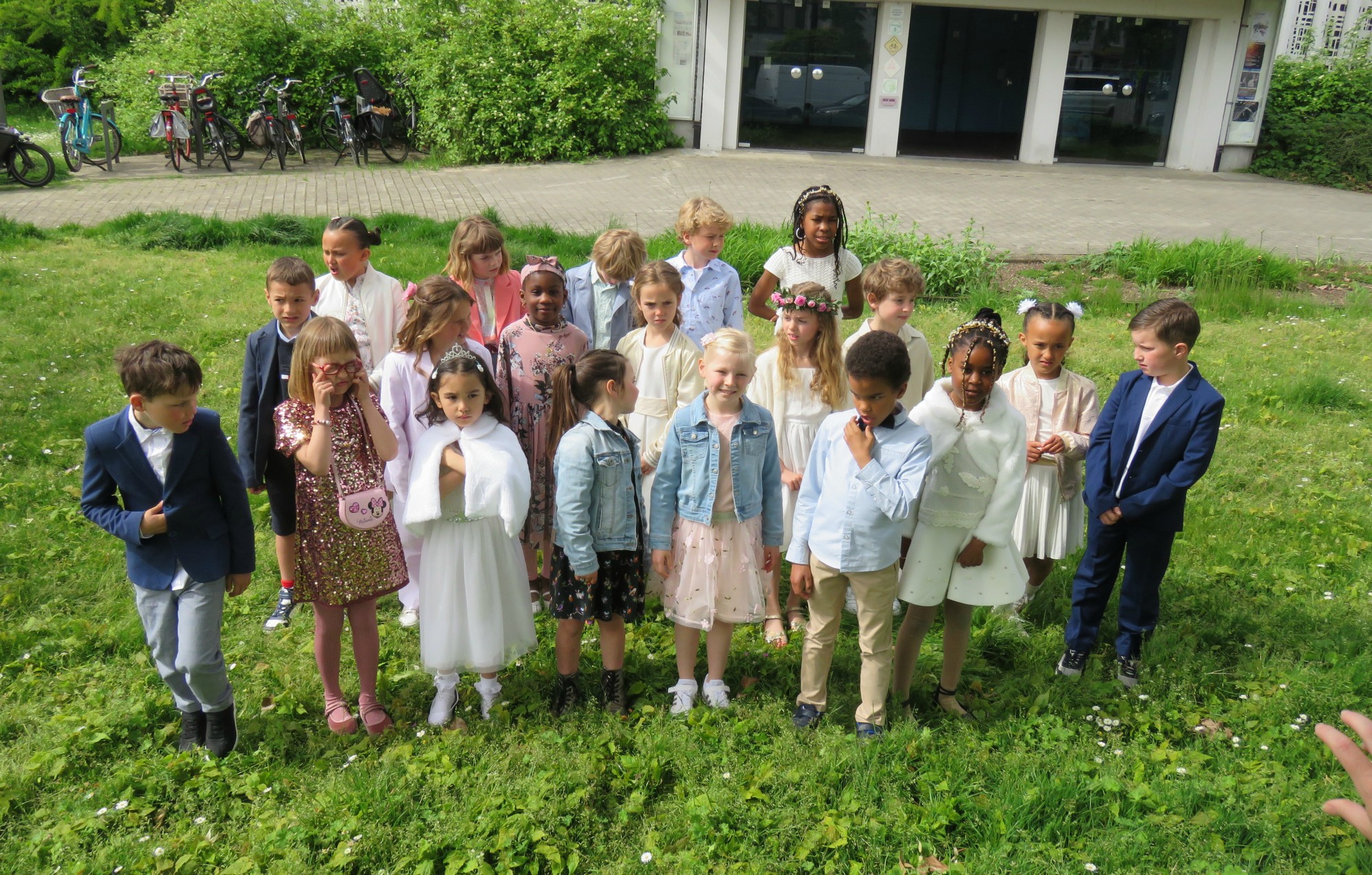 Eerste communie 2023 - Groepsfoto na de communie buiten aan de kerk