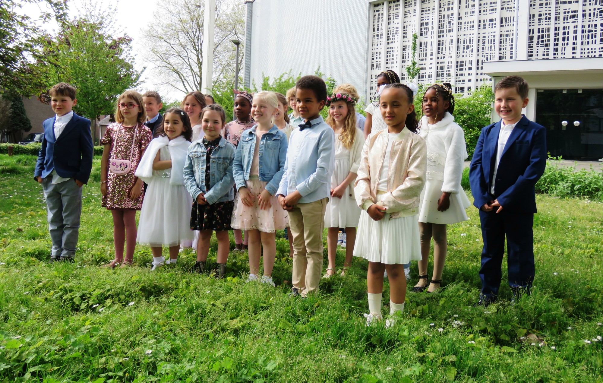 Eerste communie 2023 - Groepsfoto na de communie buiten aan de kerk