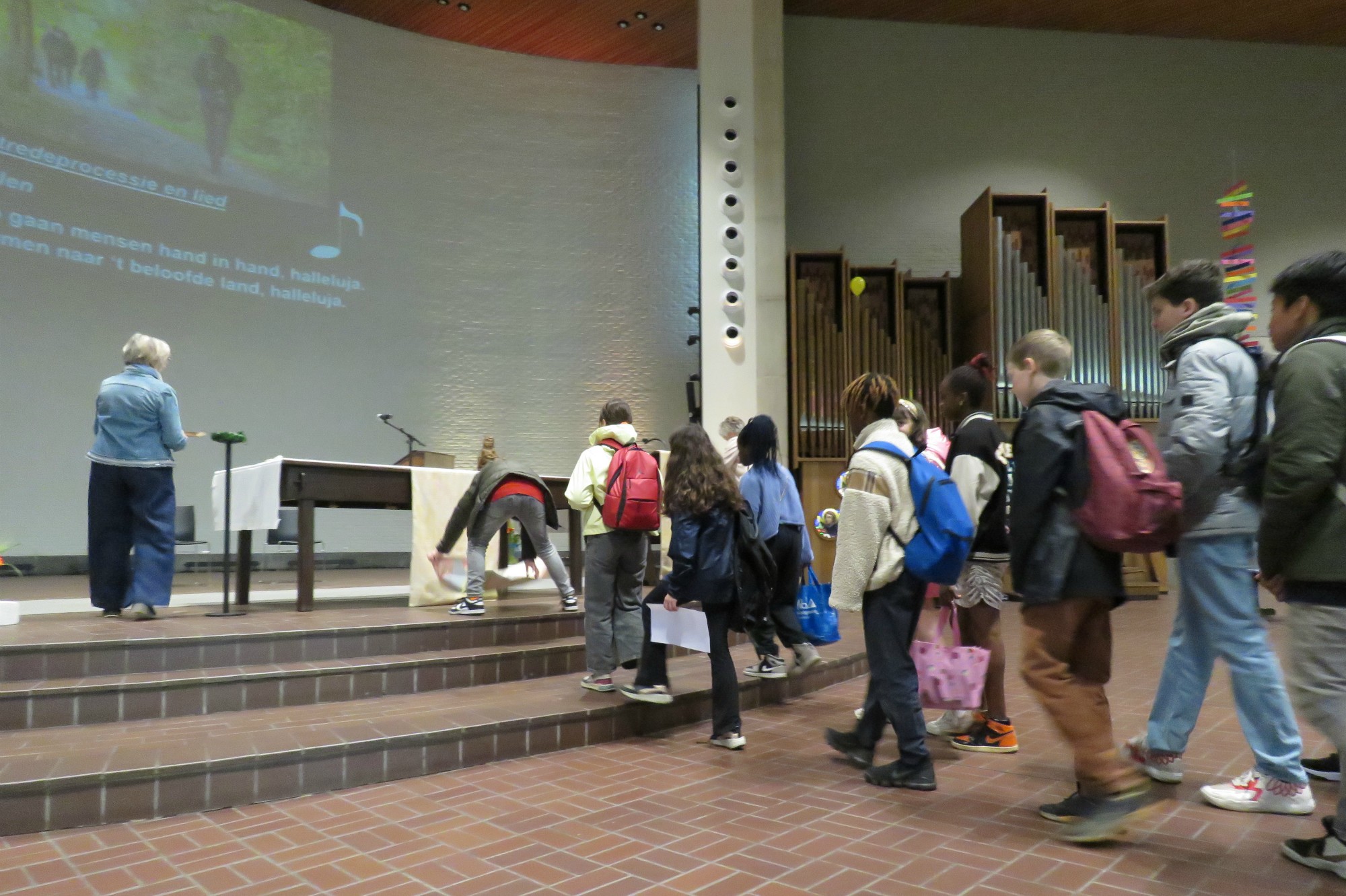 Wegwijzerviering - Met een wandelkaart de juiste weg zoeken - Sint-Anna-ten-Drieënparochie, Antwerpen Linkeroever