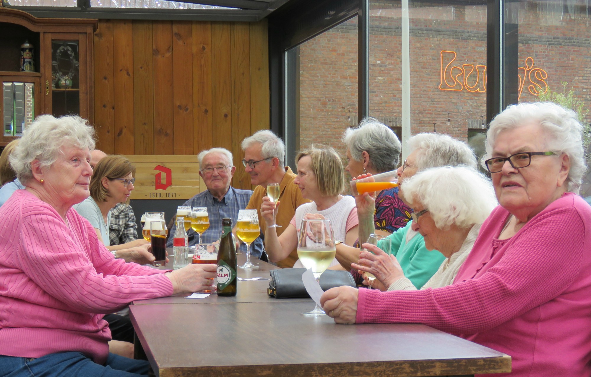 En nadien sloot de groep af met een pintje temidden van een kort en hevig onweer