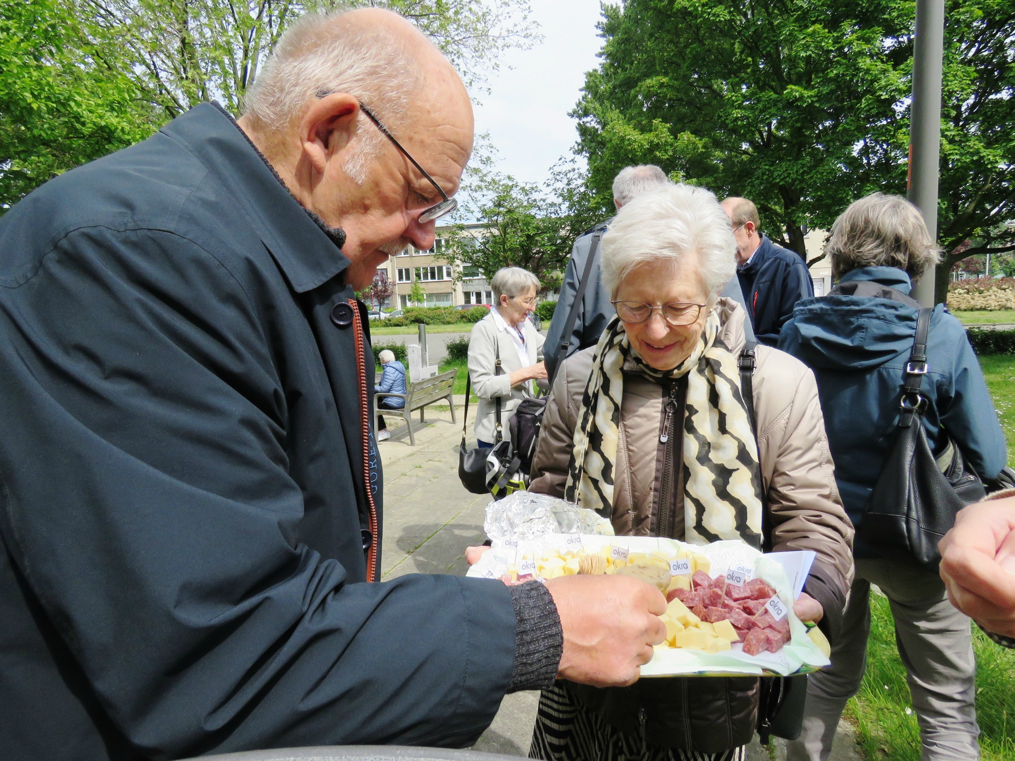 Receptie met deelmoment na de vieiring buiten in de zon aan de Sint-Anna-ten-Drieënkerk, Antwerpen Linkeroever