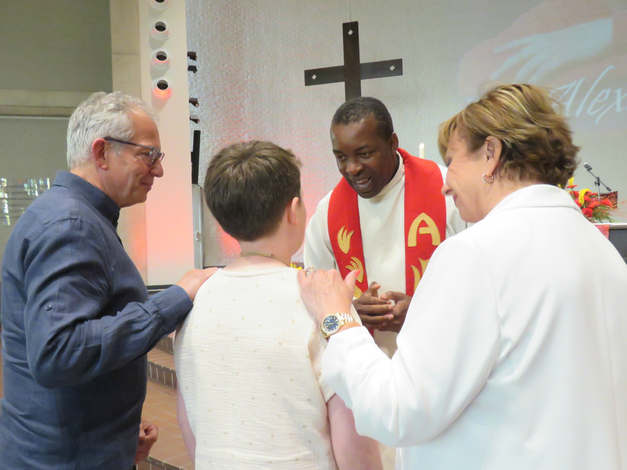 Vormsel 2023 - Zalving door Vicaris Emmanuel Ikeobi - Sint-Anna-ten-Drieënparochie, Antwerpen Linkeroever