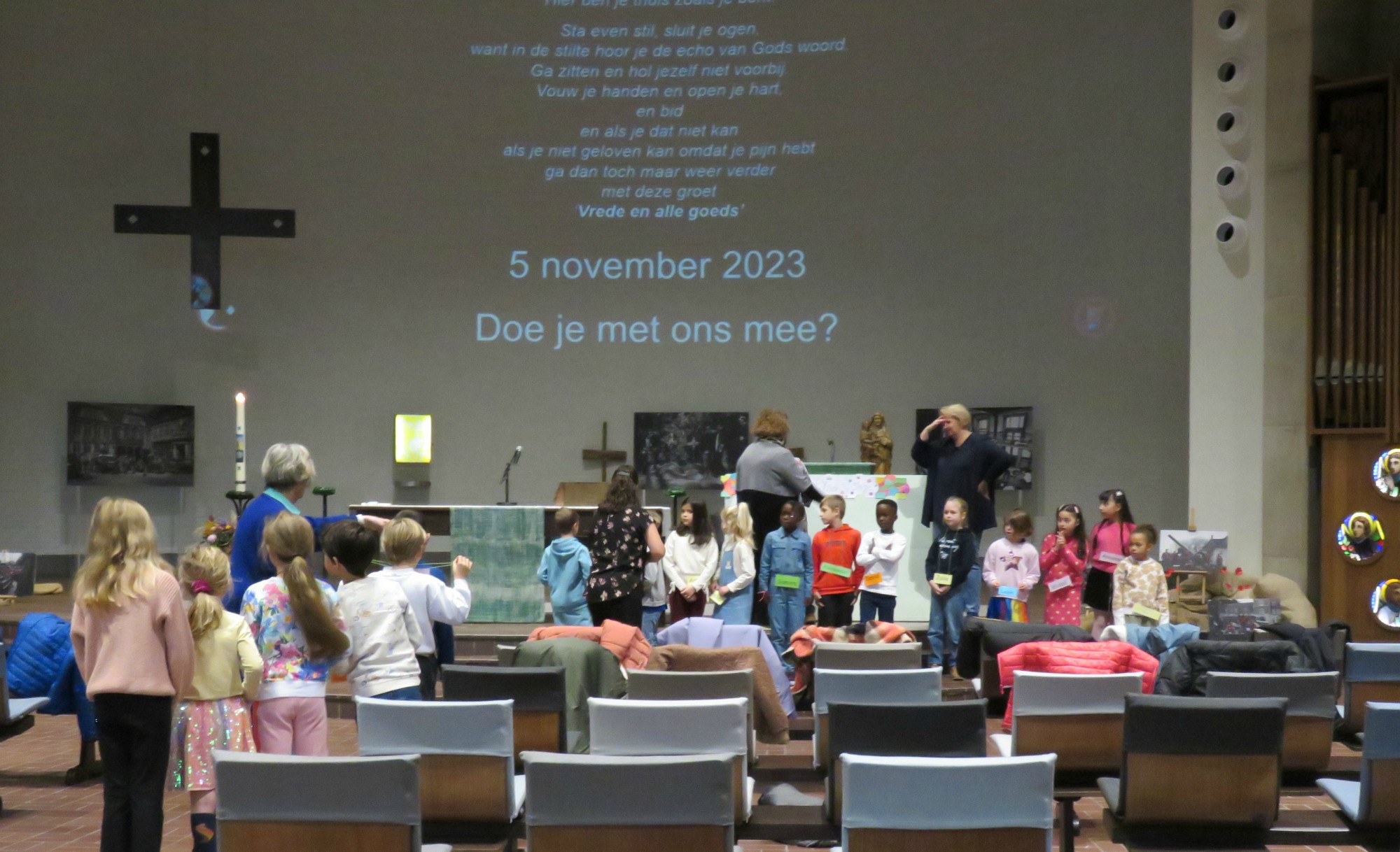 Eerste communicanten 2024 - Toch maar even oefenen in die grote kerk