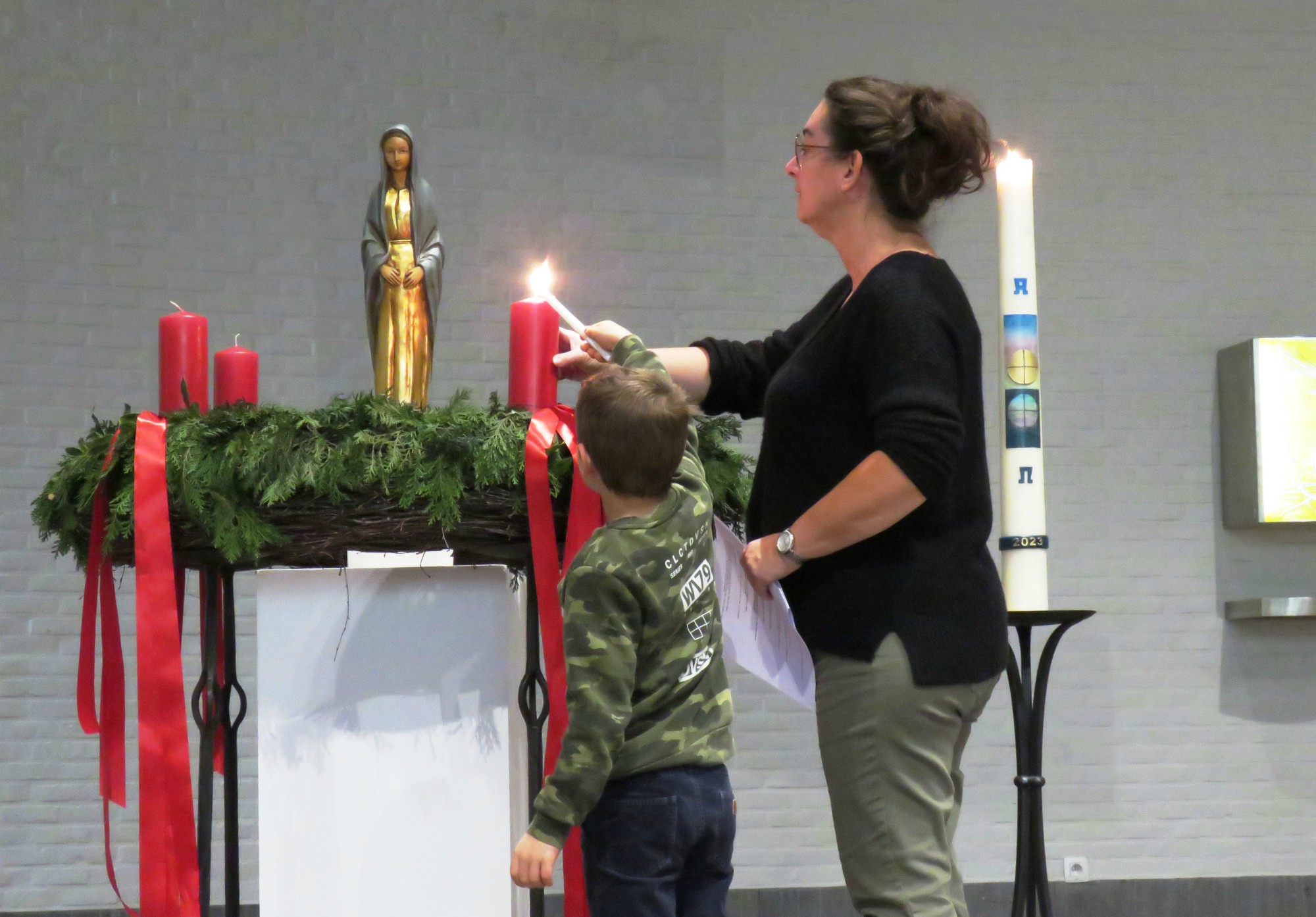 De eerste kaars van de adventskrans wordt aangestoken