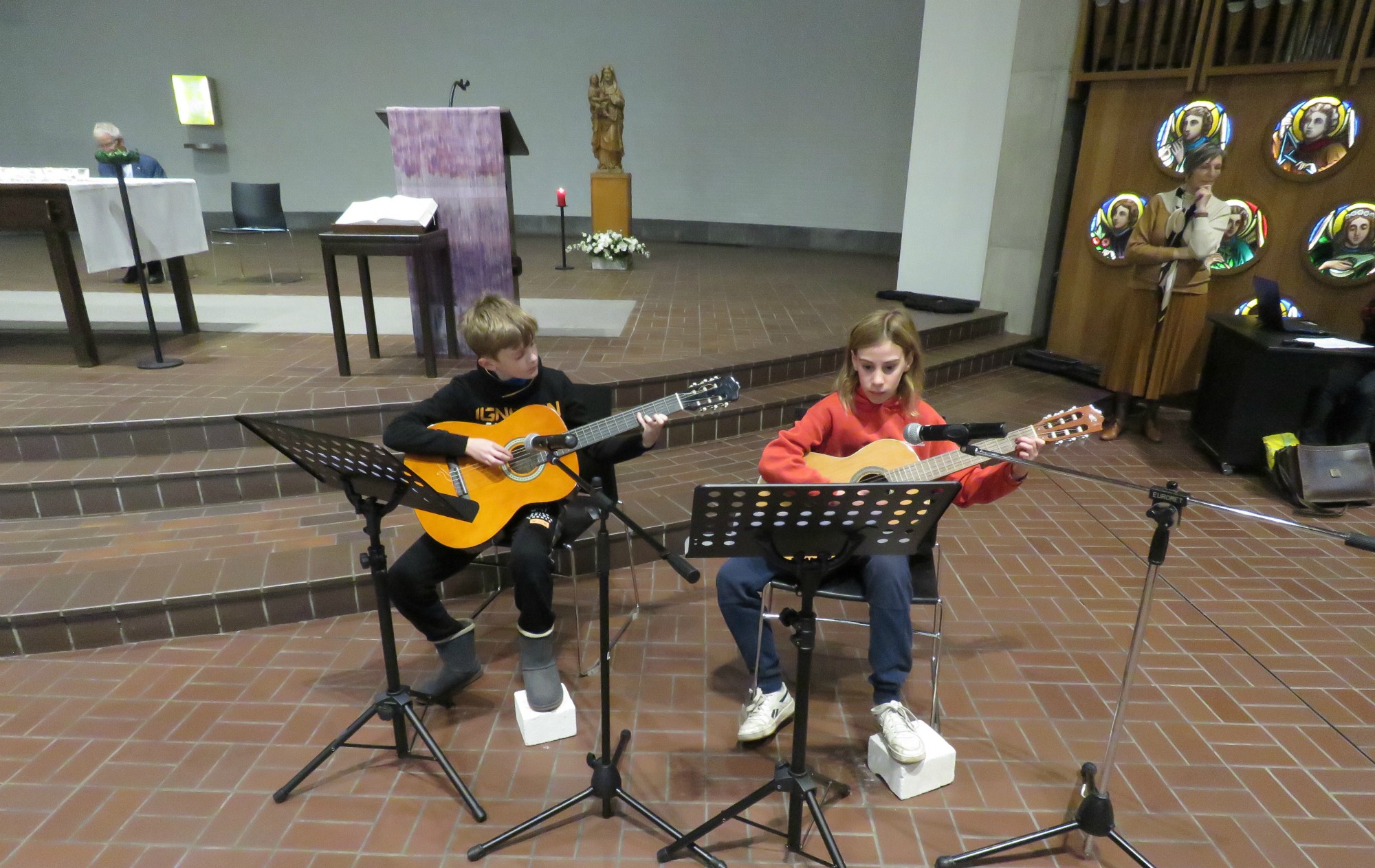 Twee vormelingen spelen samen met organist Joannes sinterklaasliedjes