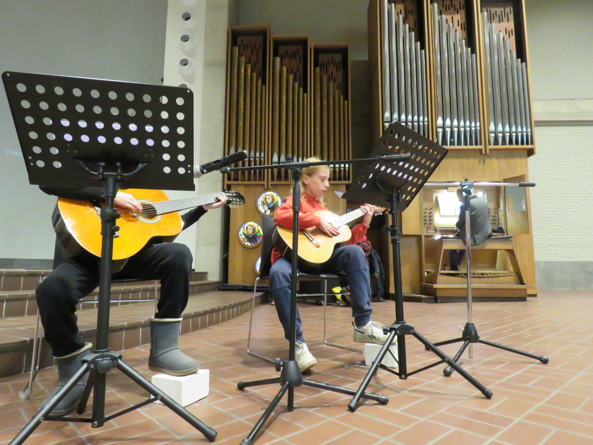 Twee vormelingen spelen samen met organist Joannes sinterklaasliedjes