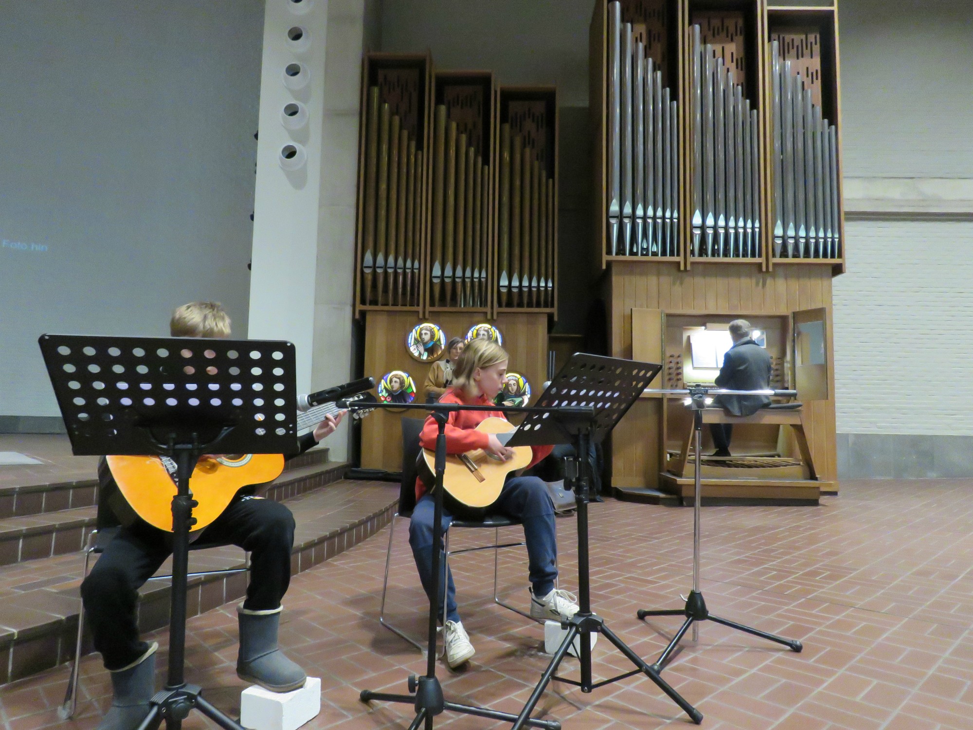 Twee vormelingen brengen samen met organist Joannes enkele Sinterklaasliedjes