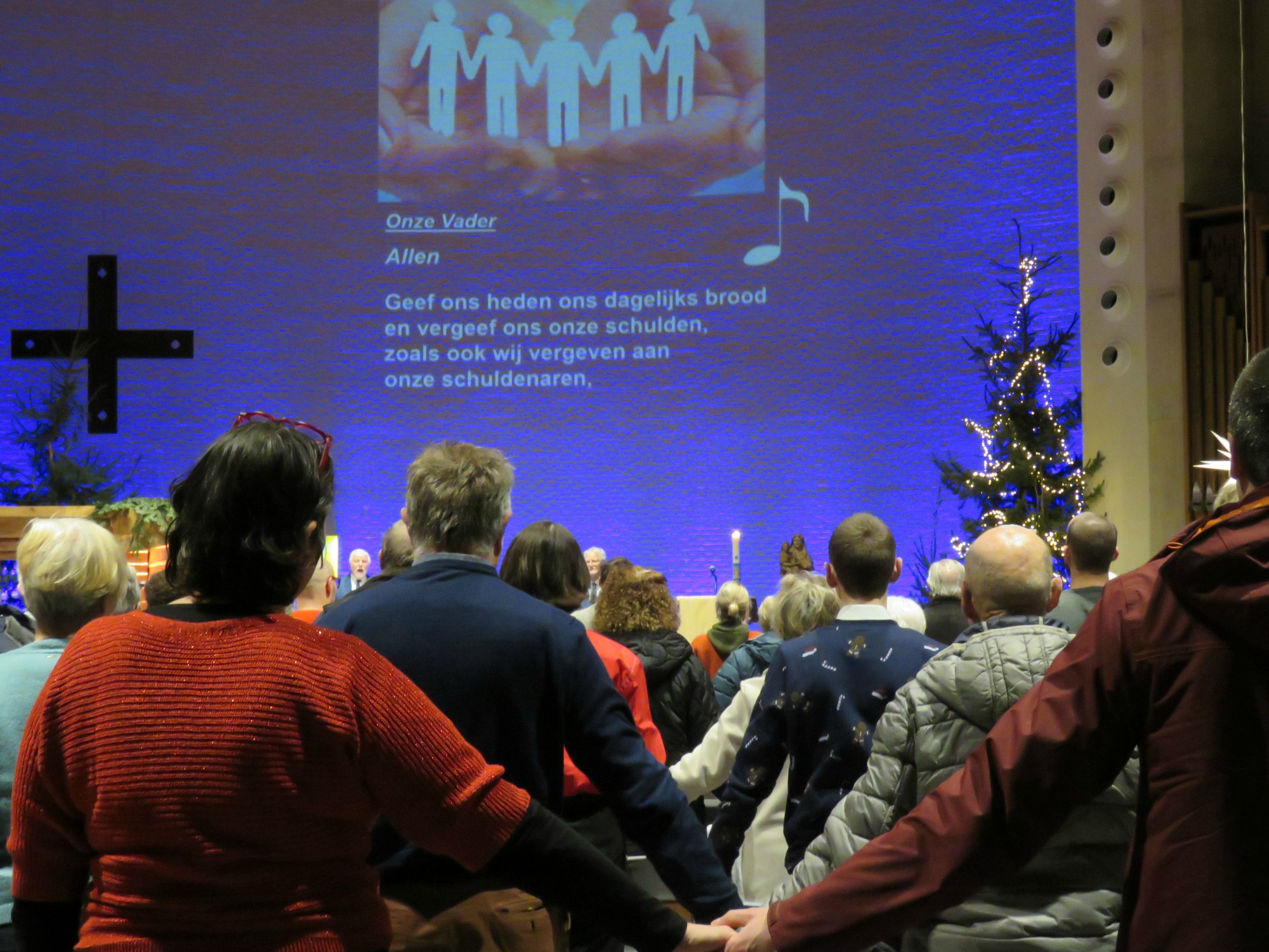 Het Onze Vader hand in hand over de rijen heen