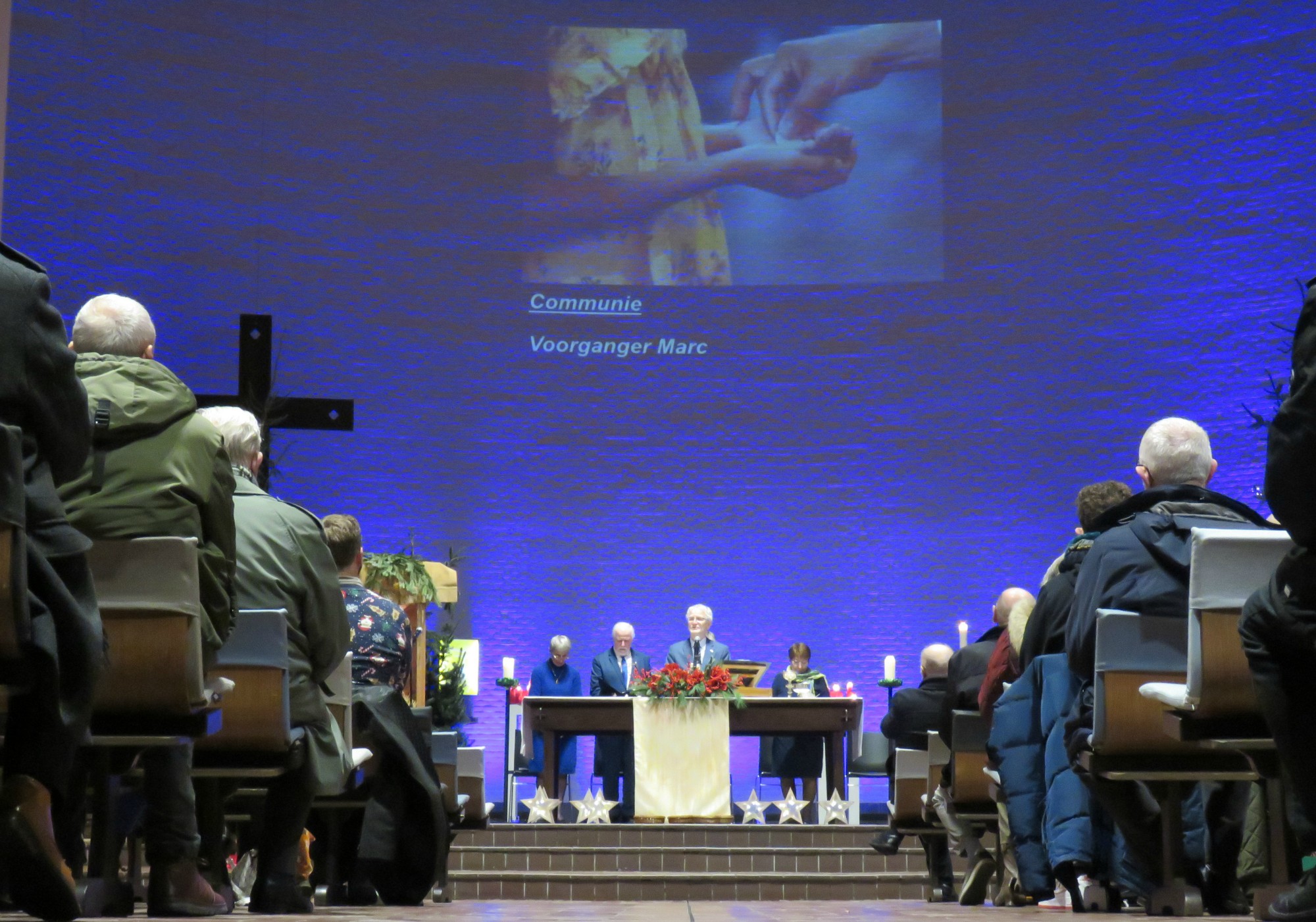 Uitnodiging tot de communie door gebedsleider Marc Tassier