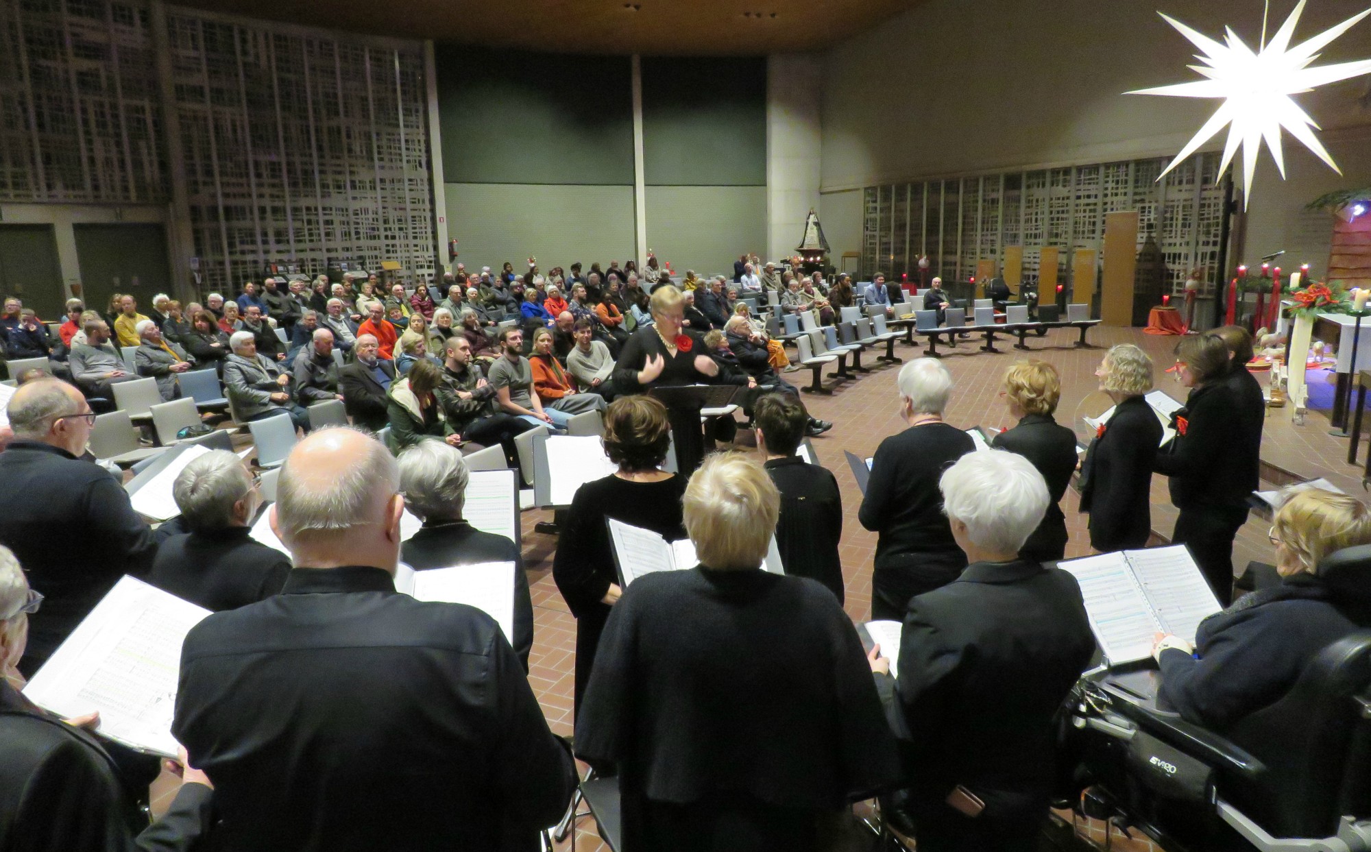 Het slotlied door het Sint-Annakoor met aan het orgel Joannes Thuy