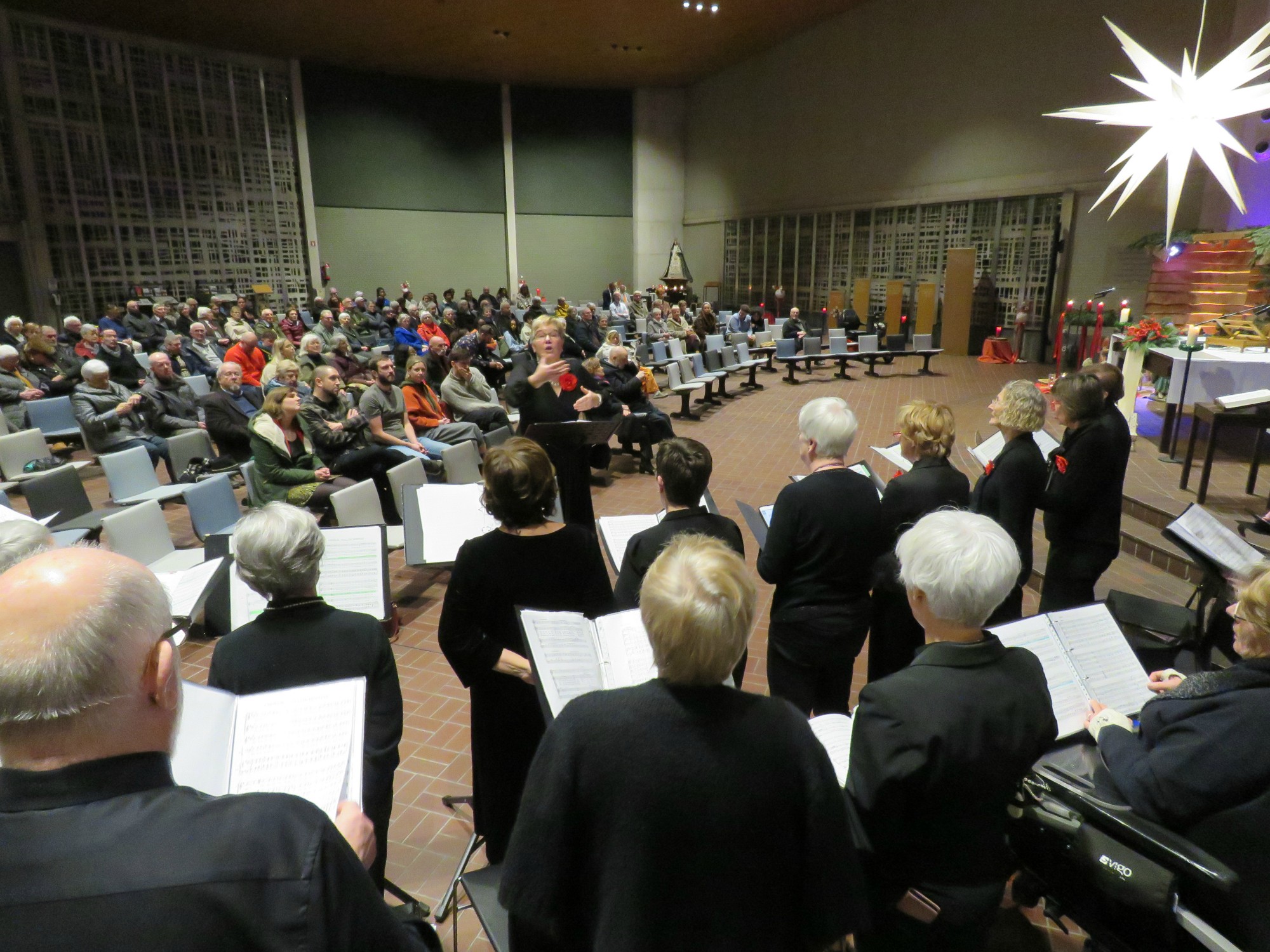 Het slotlied door het Sint-Annakoor met aan het orgel Joannes Thuy