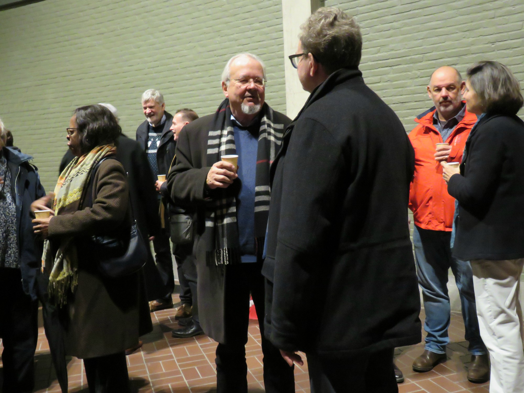 Receptie na de viering met gluhwein om elkaar een Zalig Kerstfeest te wensen