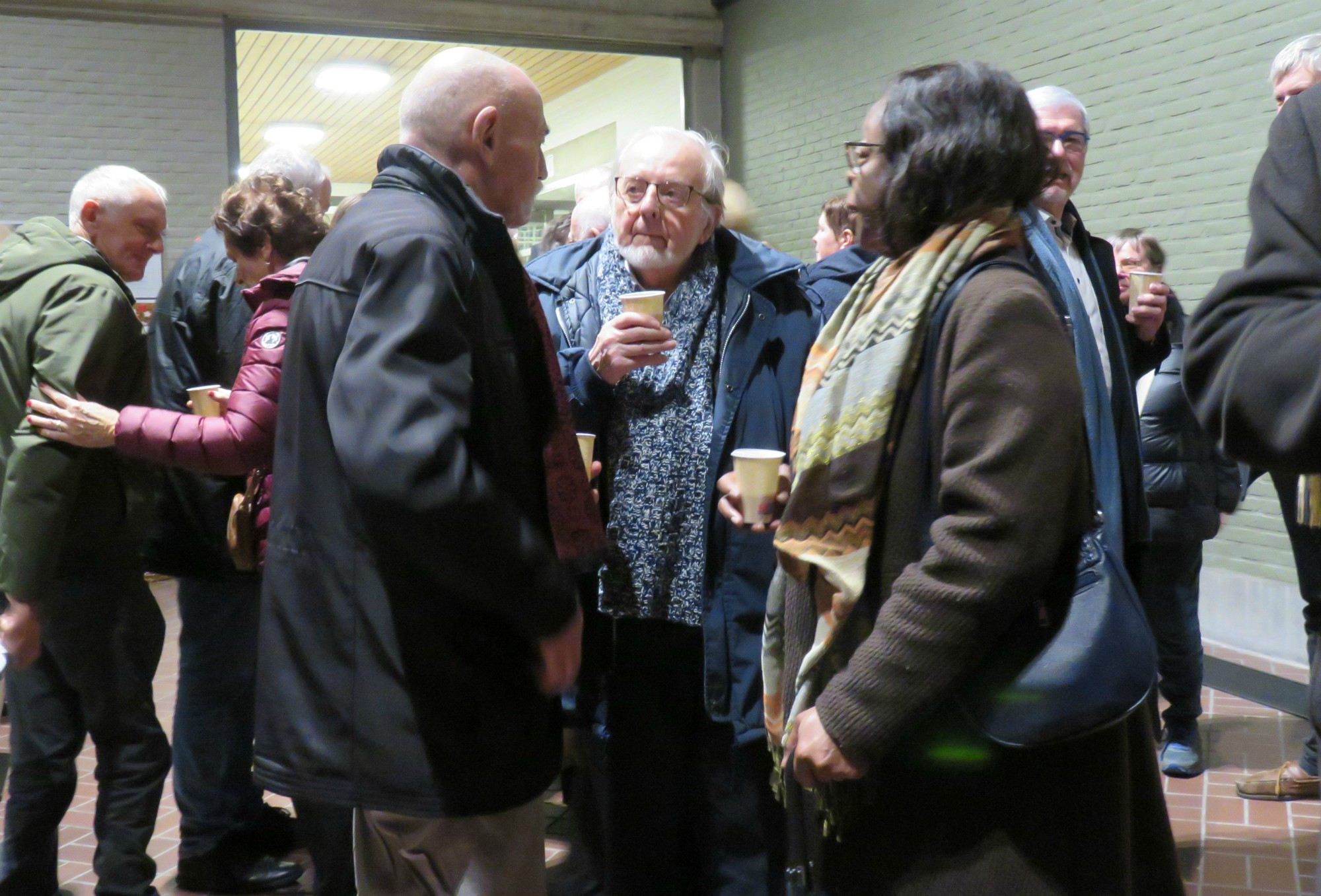 Receptie na de viering met gluhwein om elkaar een Zalig Kerstfeest te wensen