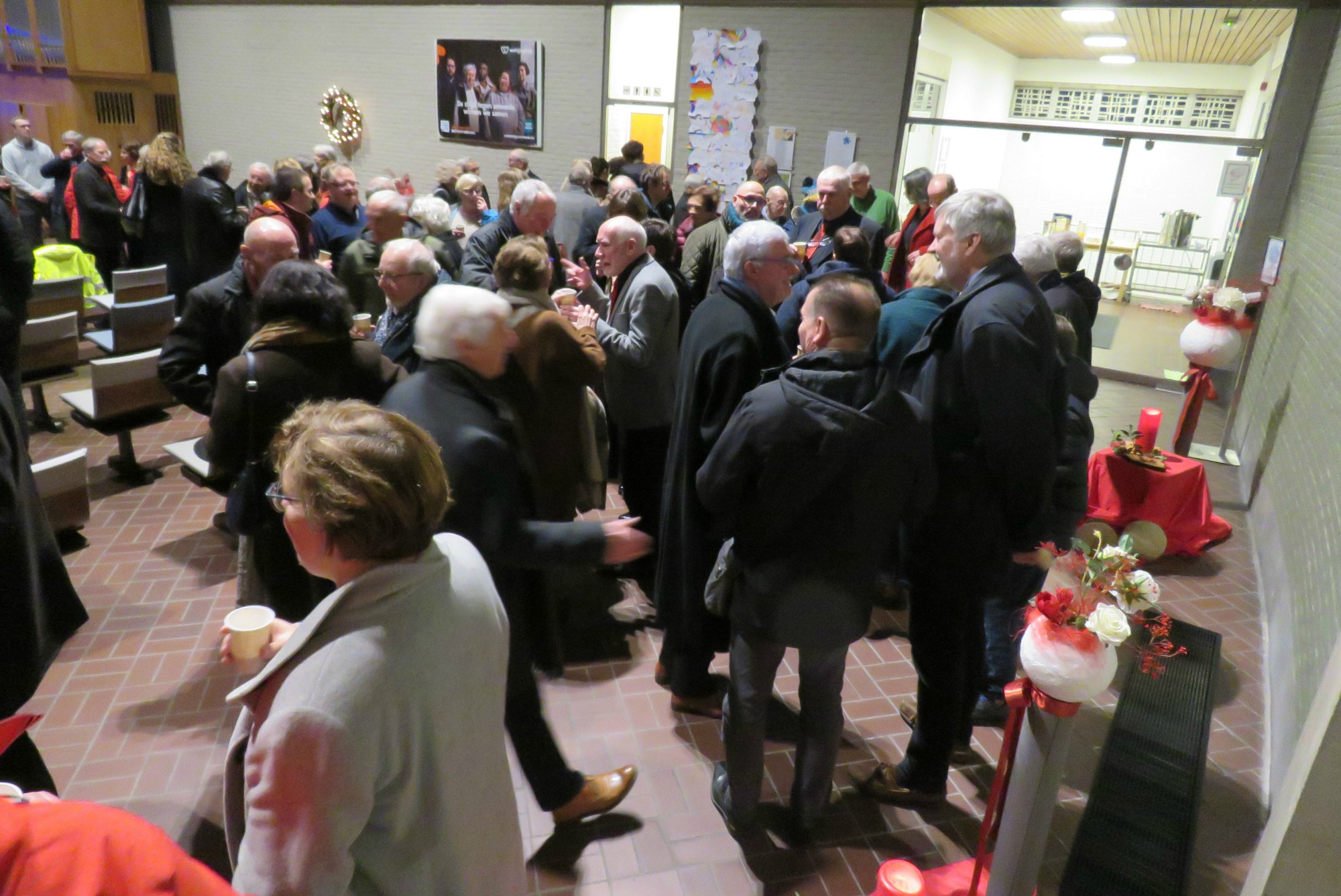 Receptie na de viering met gluhwein om elkaar een Zalig Kerstfeest te wensen