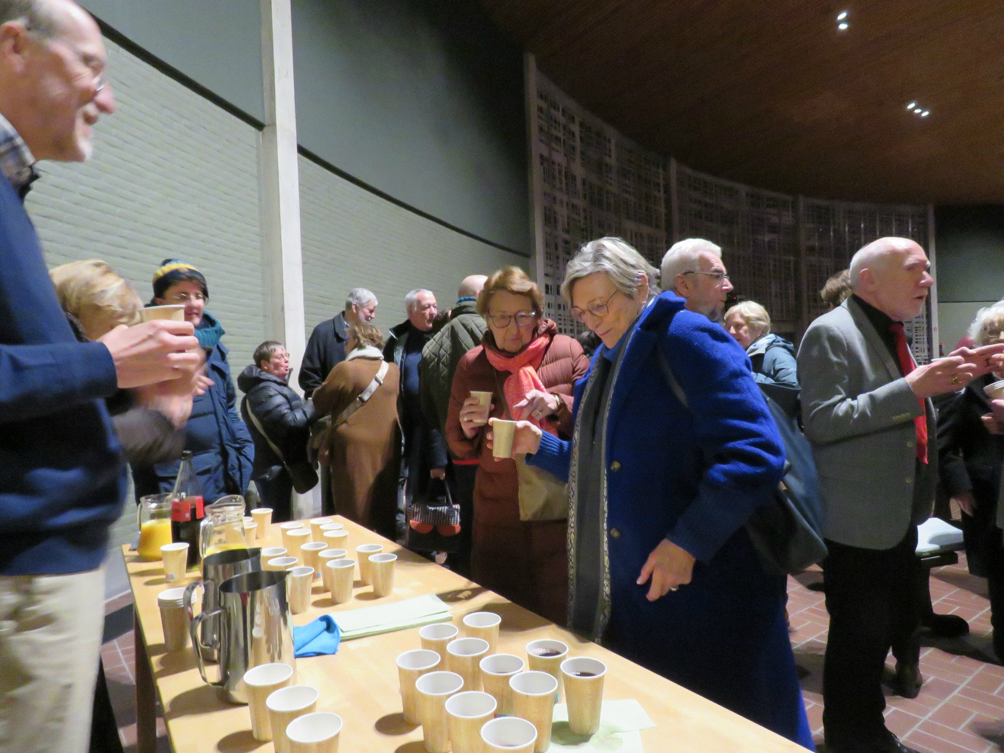 Receptie na de viering met gluhwein om elkaar een Zalig Kerstfeest te wensen