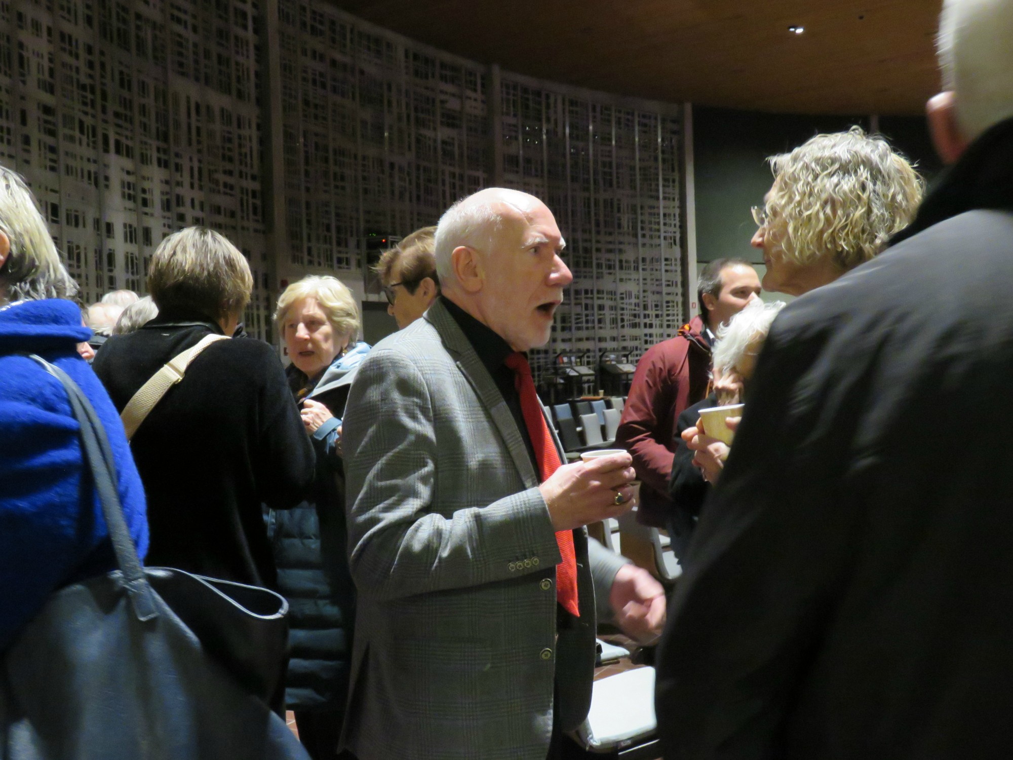 Receptie na de viering met gluhwein om elkaar een Zalig Kerstfeest te wensen