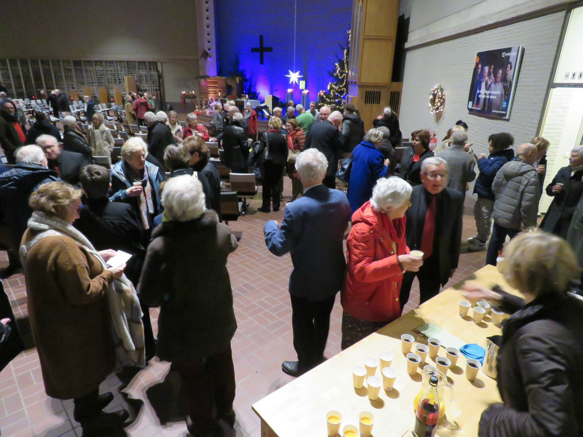 Receptie na de viering met gluhwein om elkaar een Zalig Kerstfeest te wensen