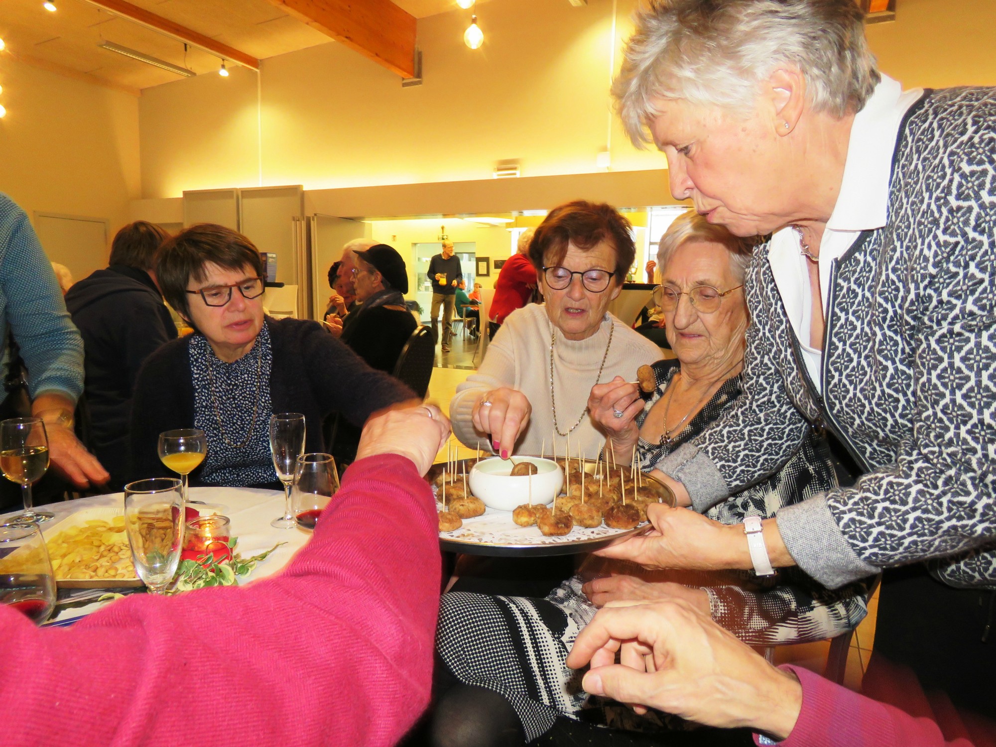 Annemie Van Passen van het contactteam De Verrekijker zorgt voor nog wat lekkers