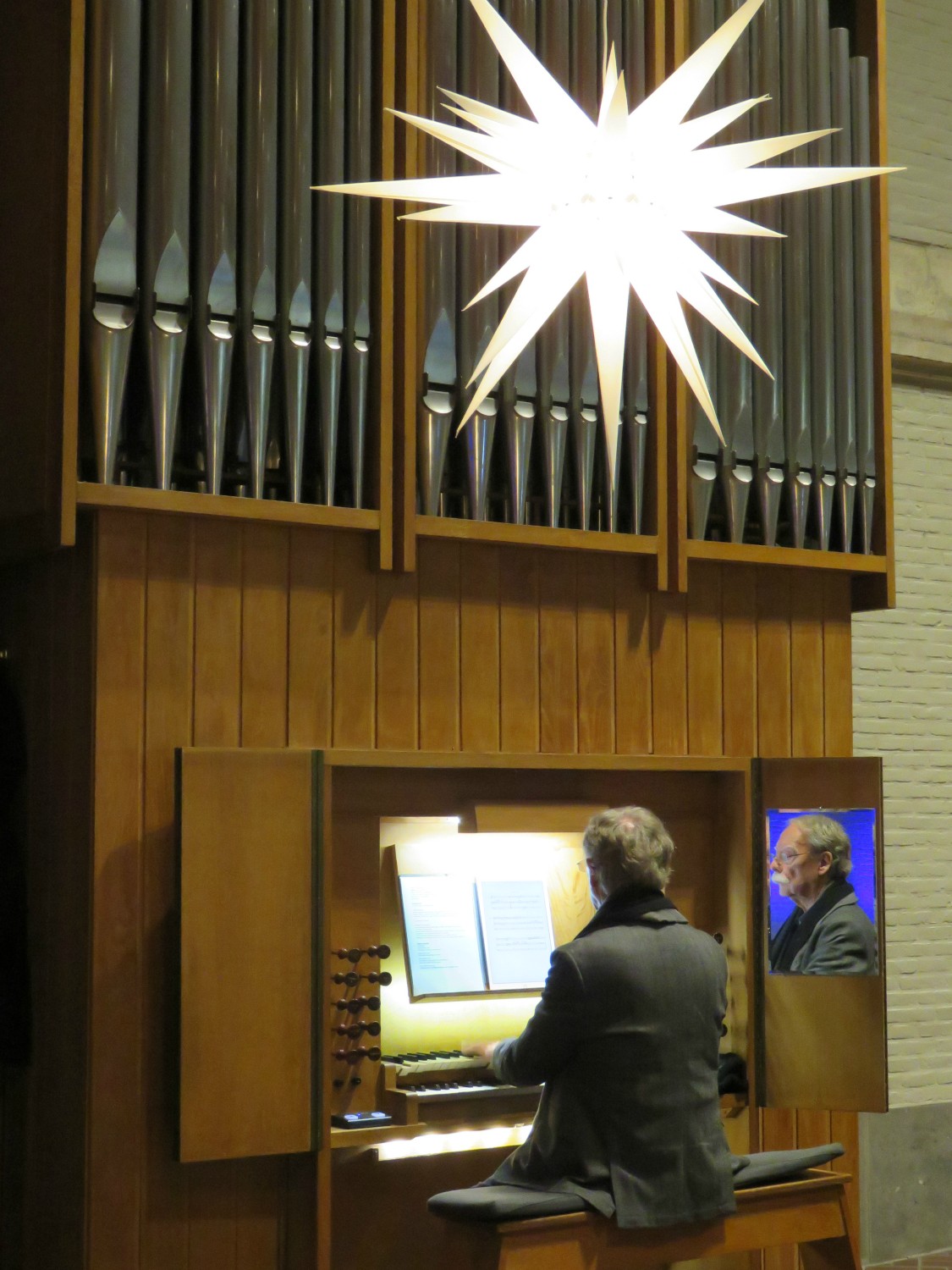 Joannes Thuy aan het orgel