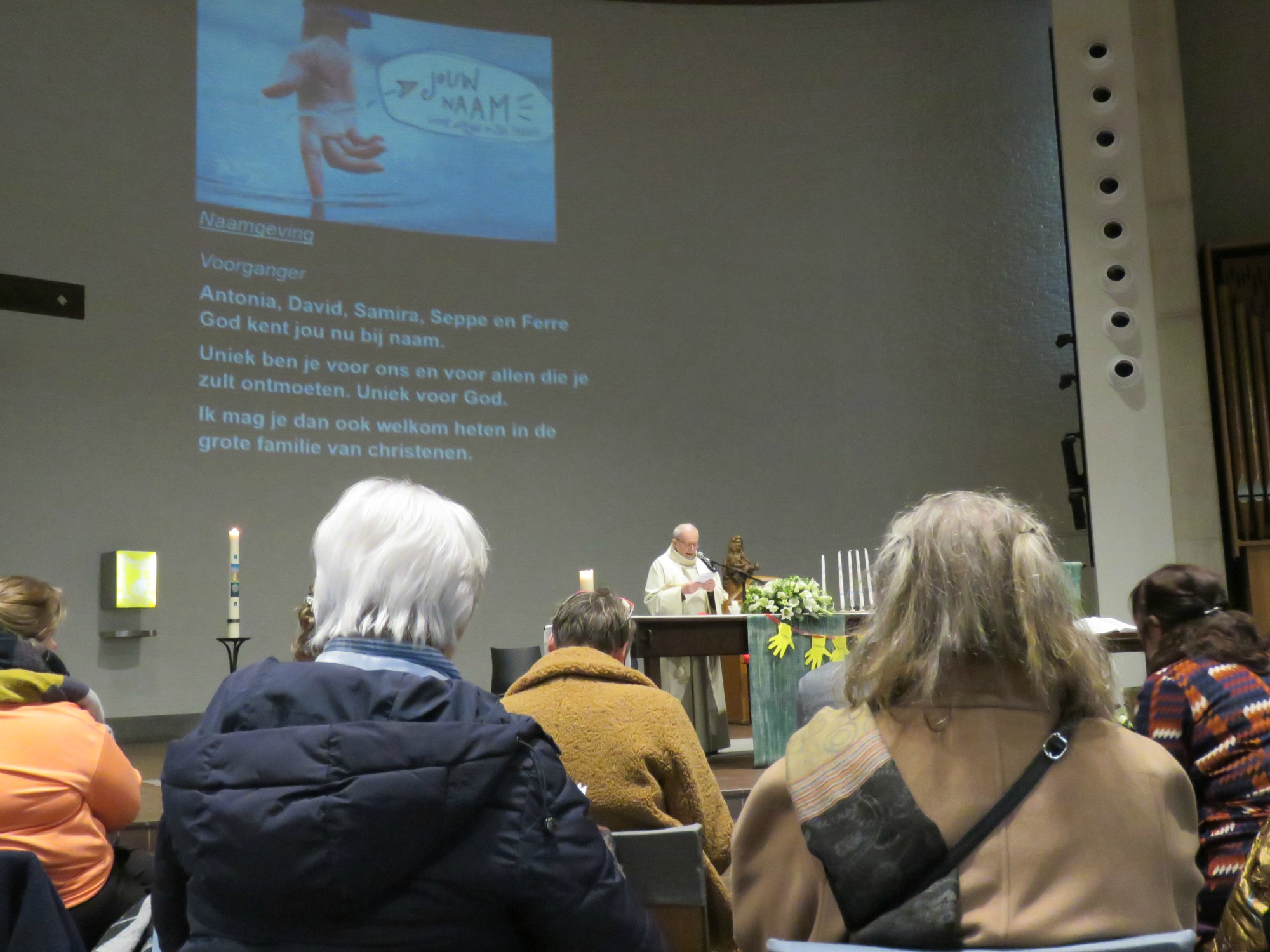 Doopviering eerste communicanten 2024 - Priester Paul Scheelen - Sint-Anna-ten-Drieënkerk, Antwerpen Linkeroever