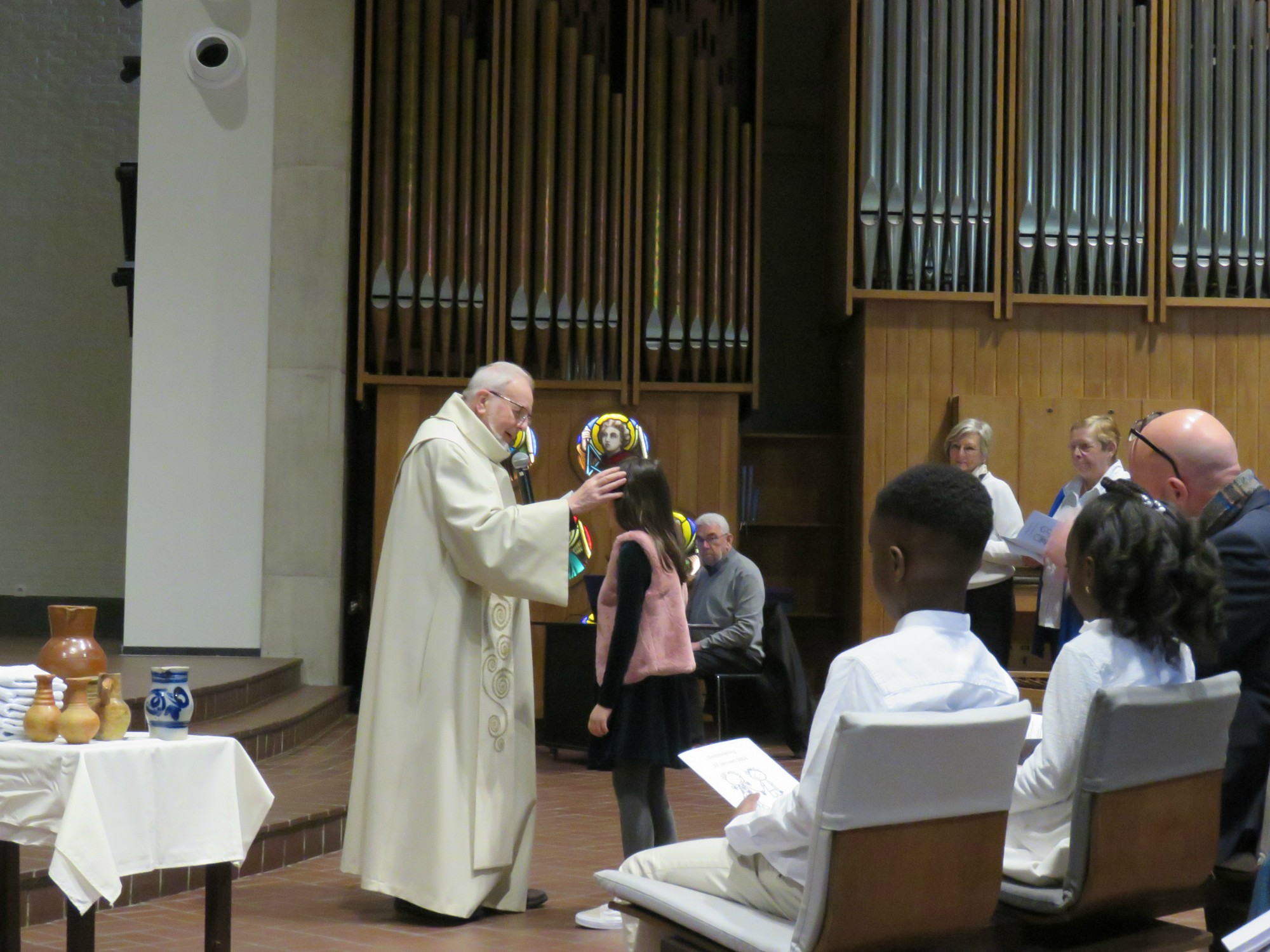 Doopviering eerste communicanten 2024 - Priester Paul Scheelen - Sint-Anna-ten-Drieënkerk, Antwerpen Linkeroever