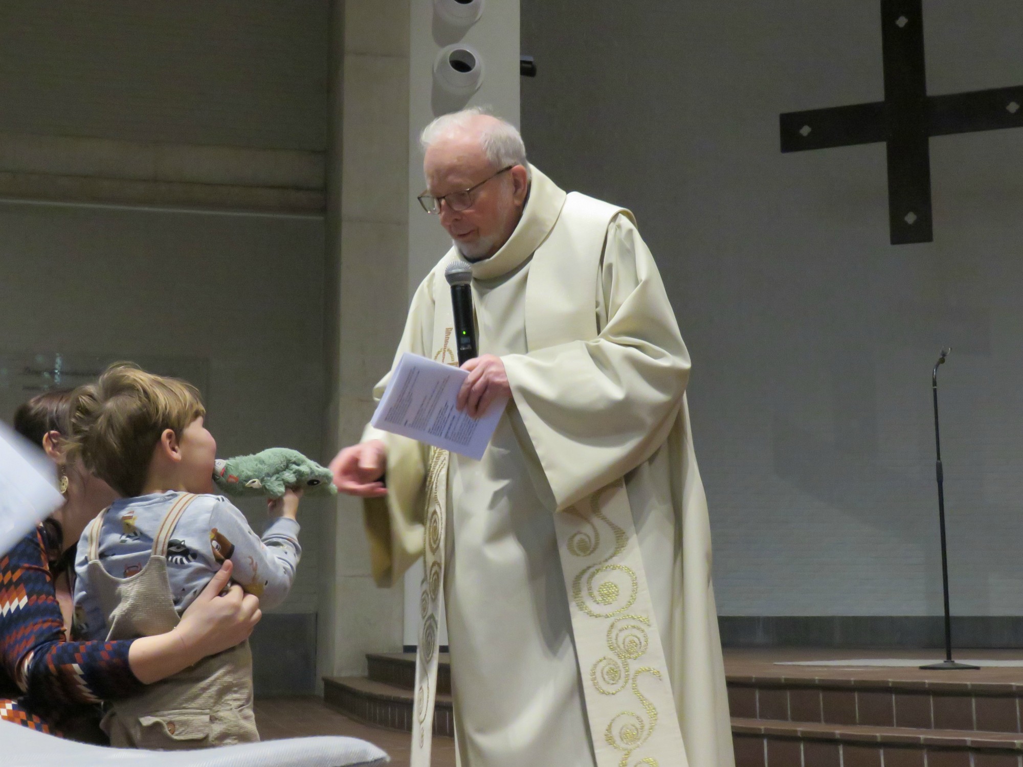 Doopviering eerste communicanten 2024 - Priester Paul Scheelen - Sint-Anna-ten-Drieënkerk, Antwerpen Linkeroever