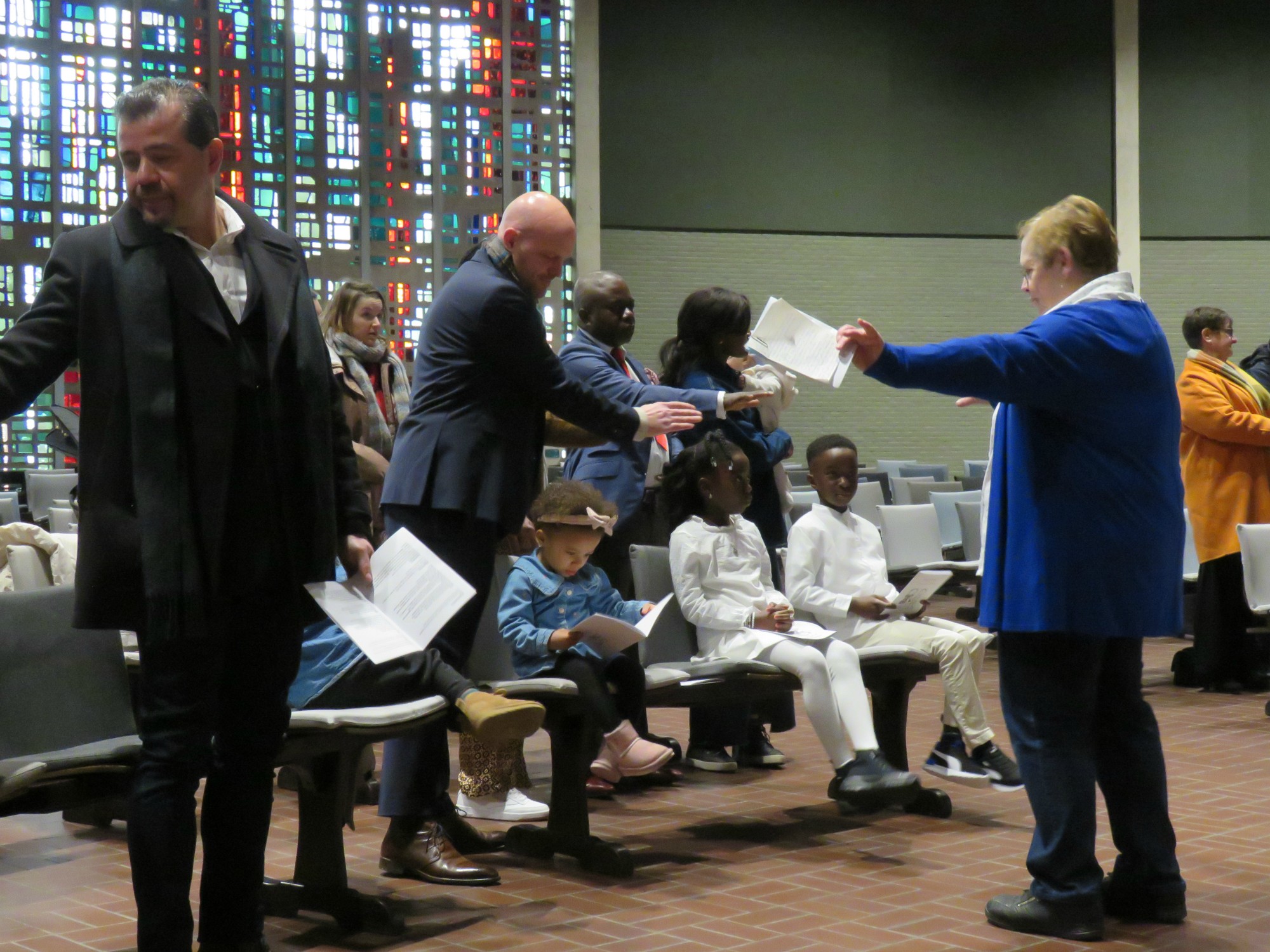 Doopviering eerste communicanten 2024 - Priester Paul Scheelen - Sint-Anna-ten-Drieënkerk, Antwerpen Linkeroever