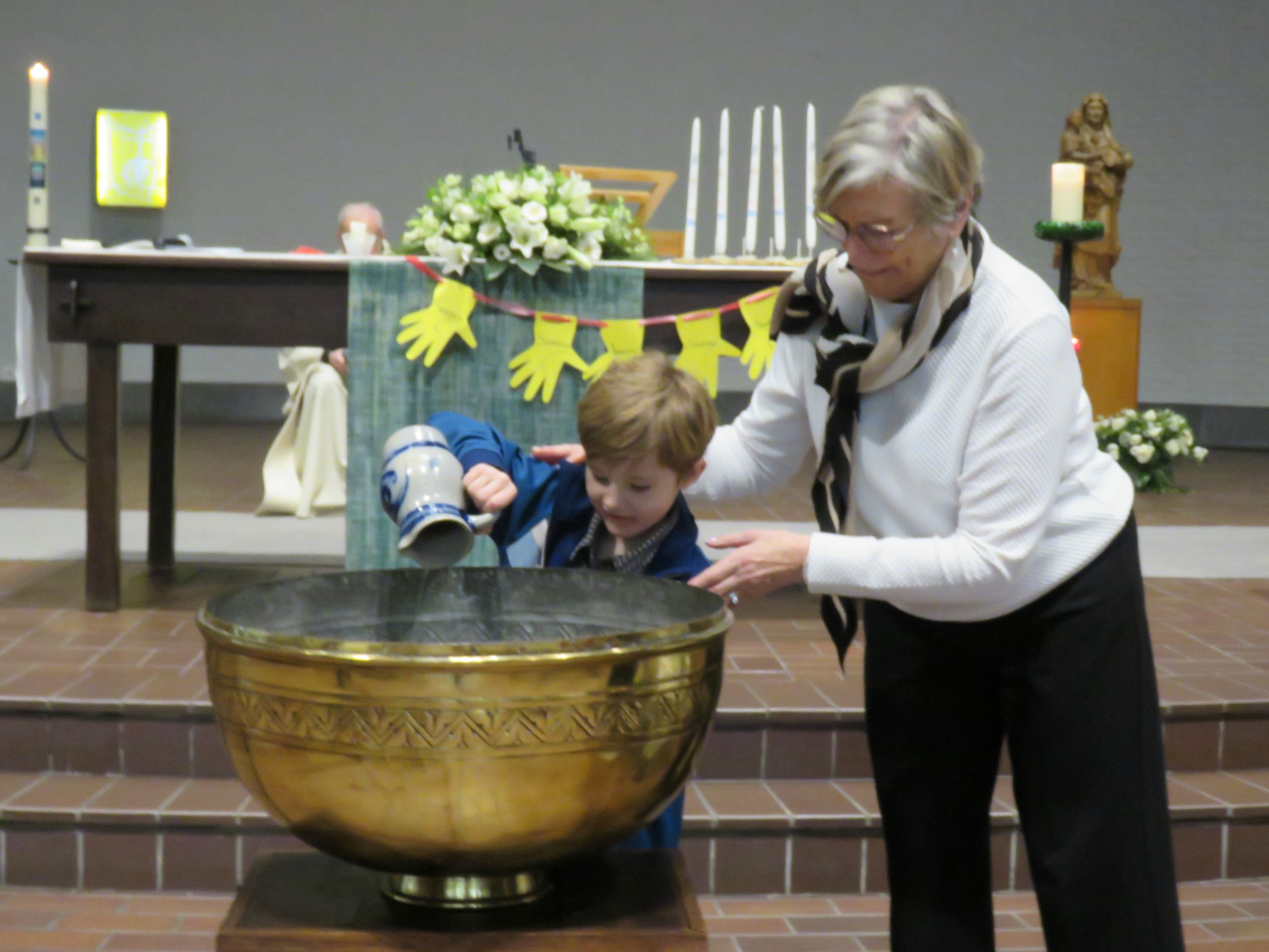 Doopviering eerste communicanten 2024 - Priester Paul Scheelen - Sint-Anna-ten-Drieënkerk, Antwerpen Linkeroever