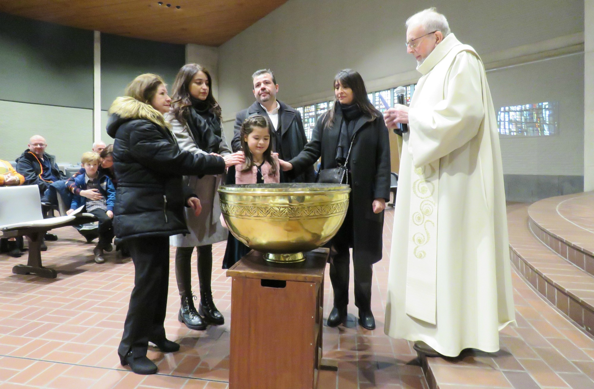 Doopviering eerste communicanten 2024 - Priester Paul Scheelen - Sint-Anna-ten-Drieënkerk, Antwerpen Linkeroever