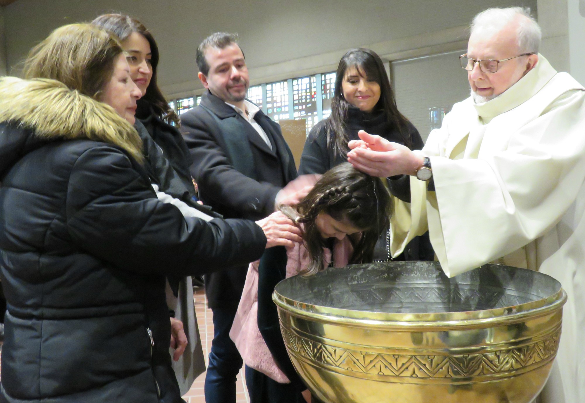 Doopviering eerste communicanten 2024 - Priester Paul Scheelen - Sint-Anna-ten-Drieënkerk, Antwerpen Linkeroever